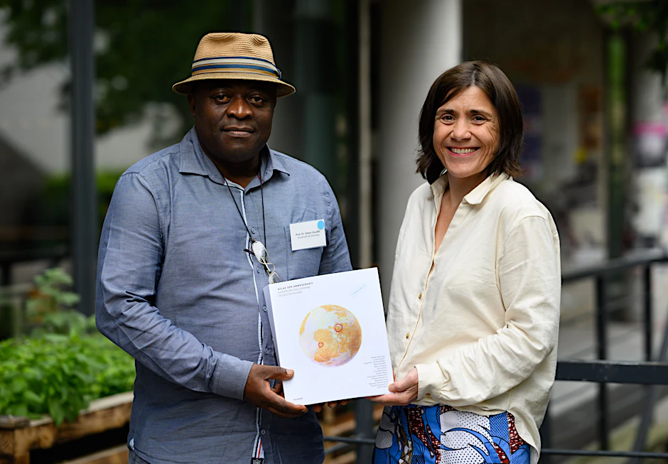 Albert Gouaffo und Bénédicte Savoy stellen die Publikation „Atlas der Abwesenheit – Kameruns Kulturerbe in Deutschland“ vor.&nbsp;
