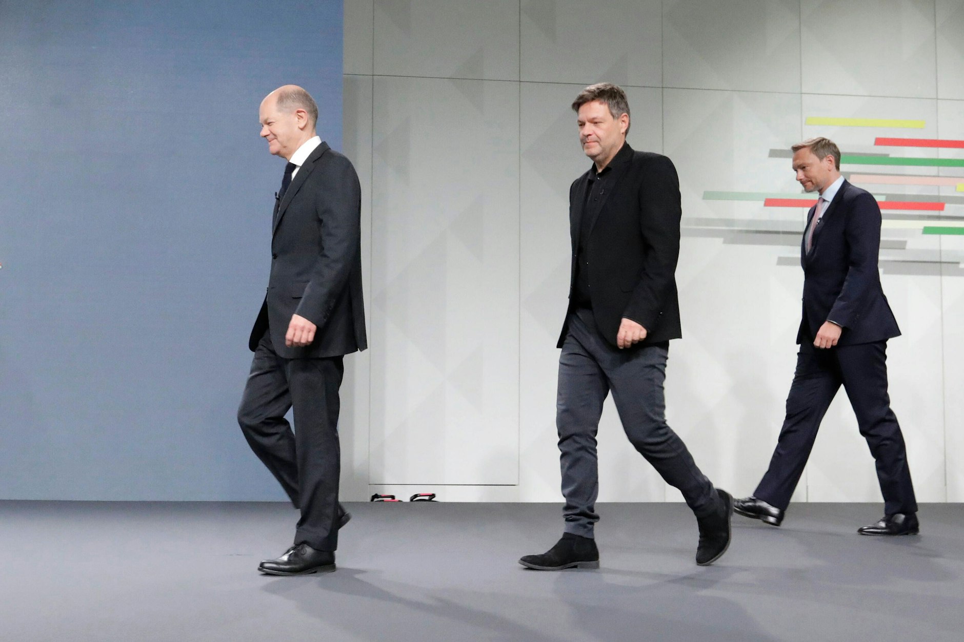 Bundeskanzler Olaf Scholz (SPD), Wirtschaftsminister Robert Habeck (Grüne) und Finanzminister Christian Lindner (FDP) am Tag der Unterzeichnung des Koalitionsvertrags (v.l.).
