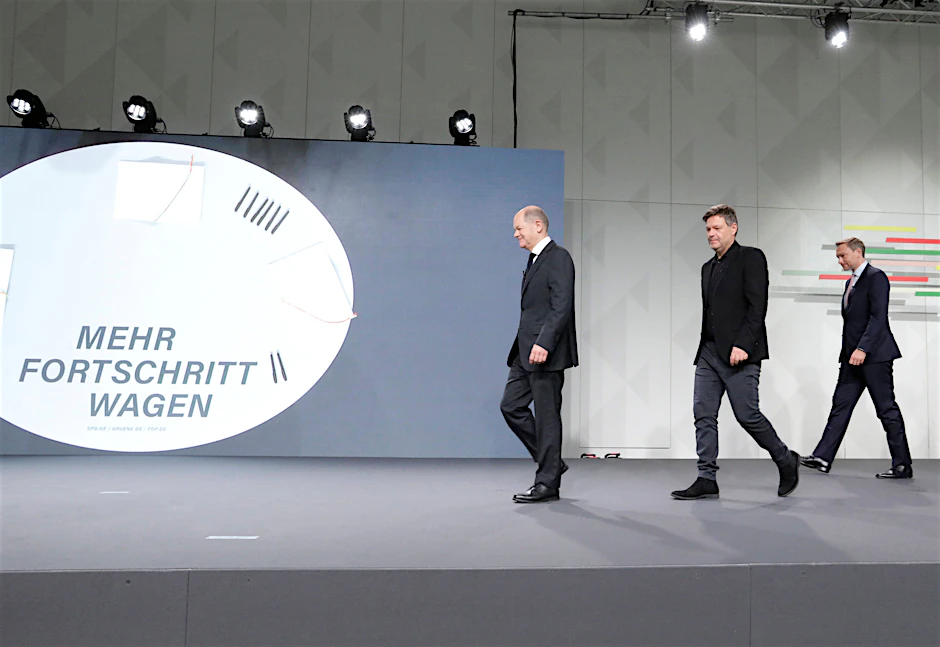 Bundeskanzler Olaf Scholz (SPD), Wirtschaftsminister Robert Habeck (Grüne) und Finanzminister Christian Lindner (FDP) am Tag der Unterzeichnung des Koalitionsvertrags (v.l.).