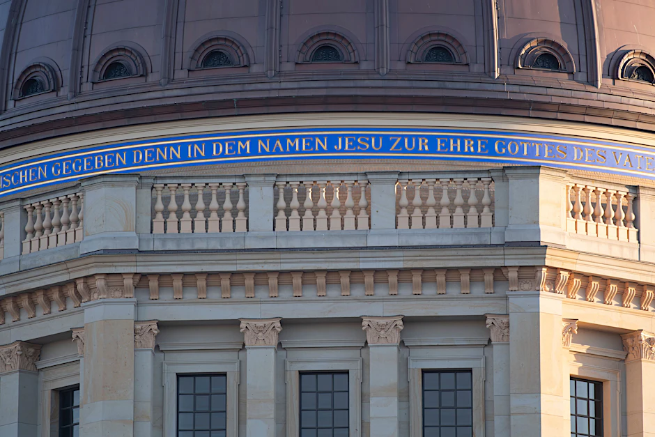Der umstrittene Schriftzug an der Kuppel des Berliner Humboldt Forums&nbsp;