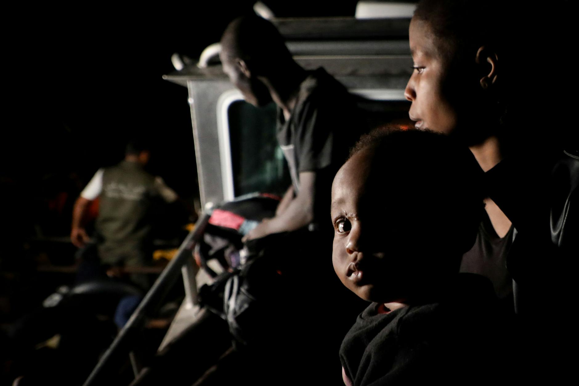 Angst und Strapazen sind den Migranten anzusehen.