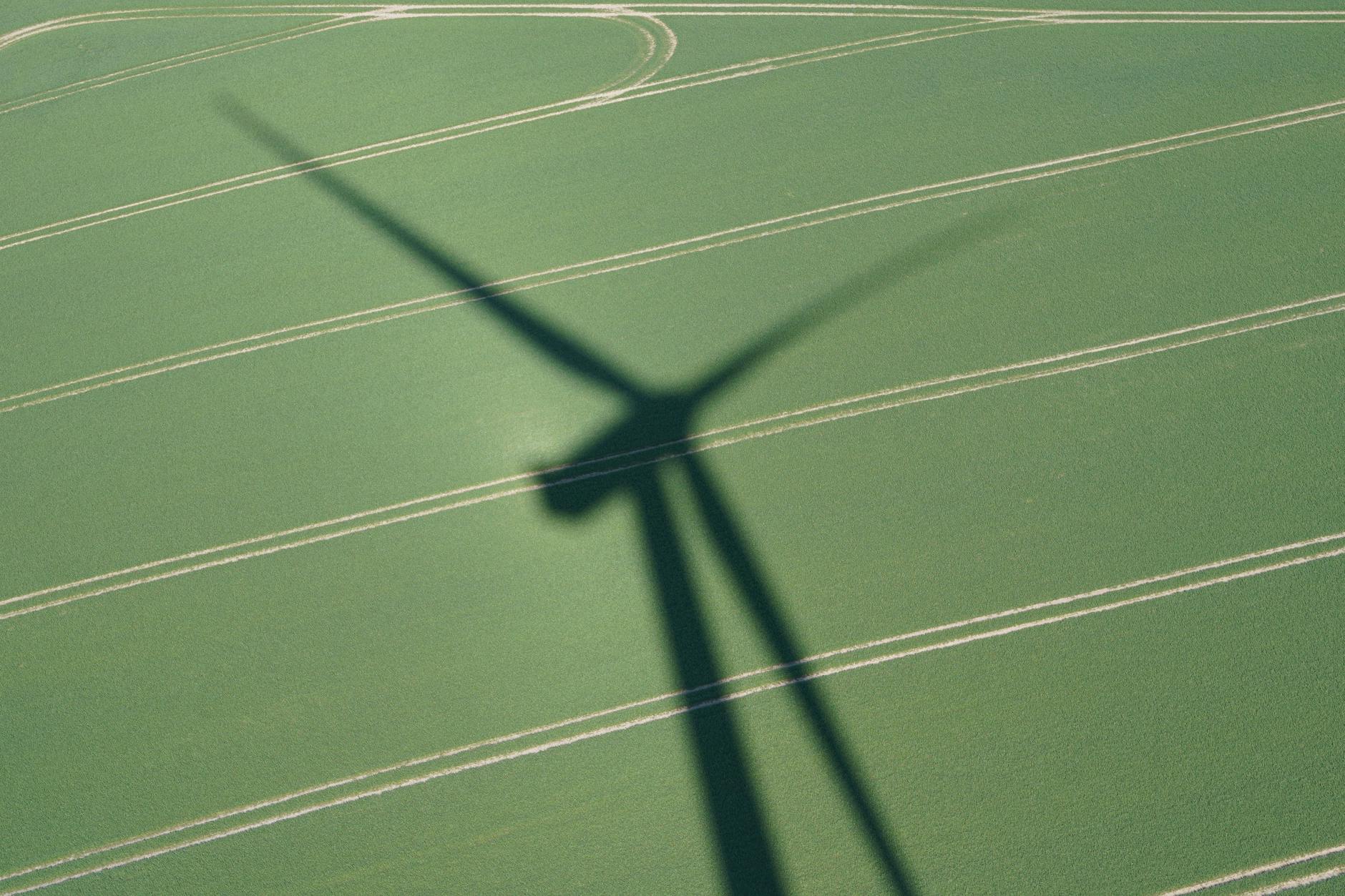 Ein Windrad allein reicht nicht. Die Ampel-Regierung bricht ihr eigenes Klimaschutzgesetz, kritisiert der WWF. 