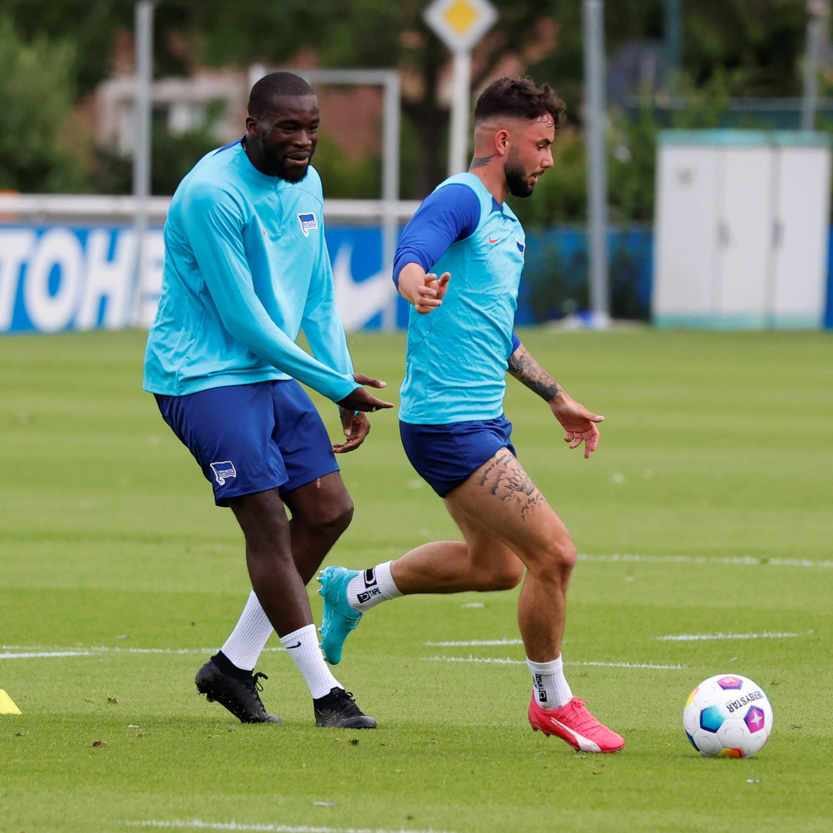 Herthas Willy Kanga beim Trainingsspiel mit Marco Richter.