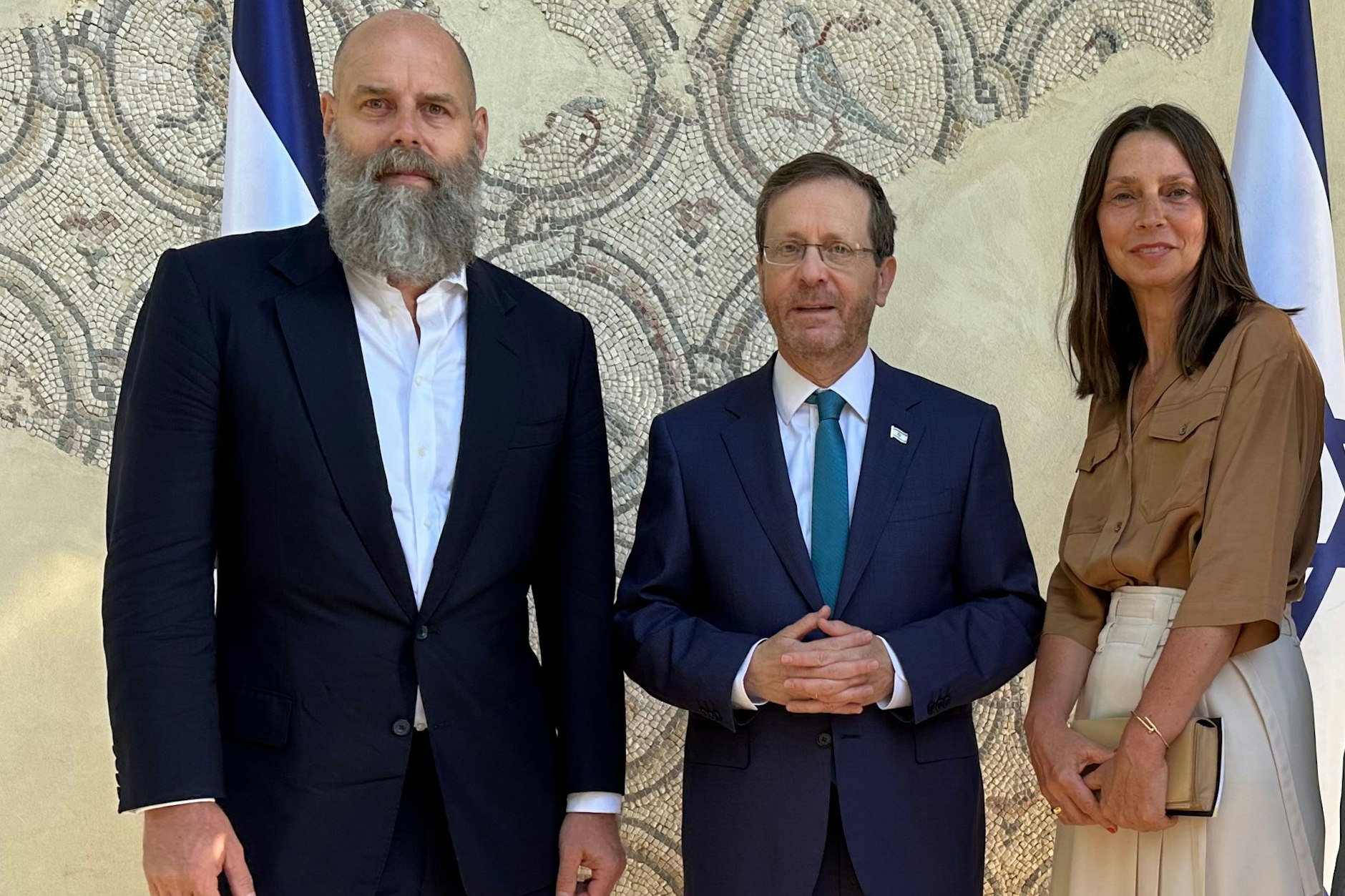 Die Verleger der Berliner Zeitung, Holger und Silke Friedrich, mit Israels Staatspräsident Jitzchak Herzog in Jerusalem