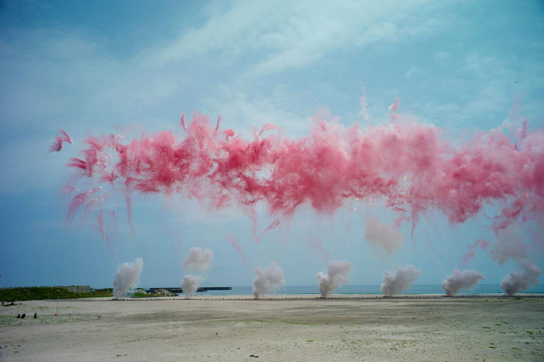 Die Feuerwerk-Choreografie beinhaltet verschiedene Akte, nun kommt Pink ins Spiel.