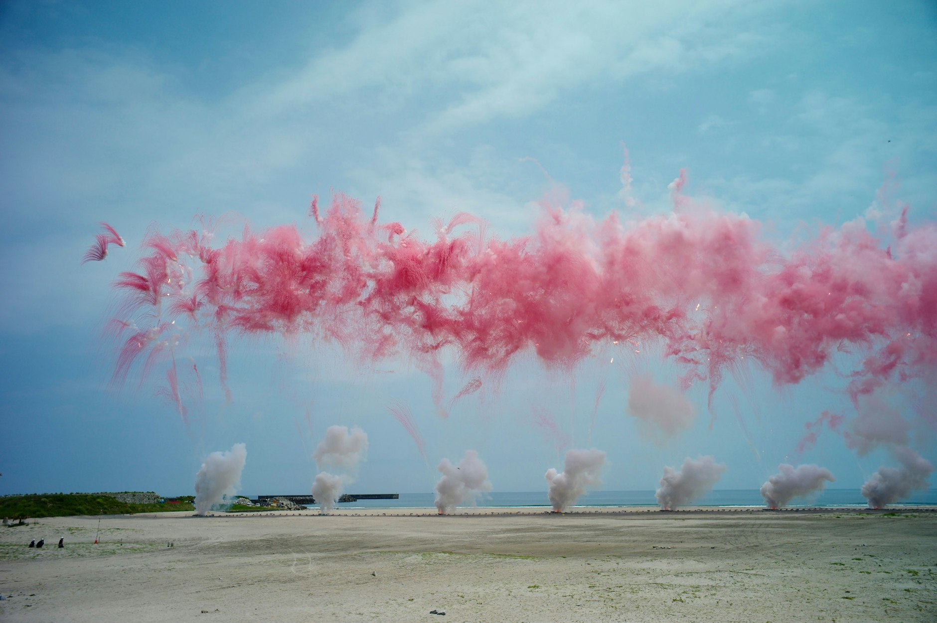Die Feuerwerk-Choreografie beinhaltet verschiedene Akte, nun kommt Pink ins Spiel.