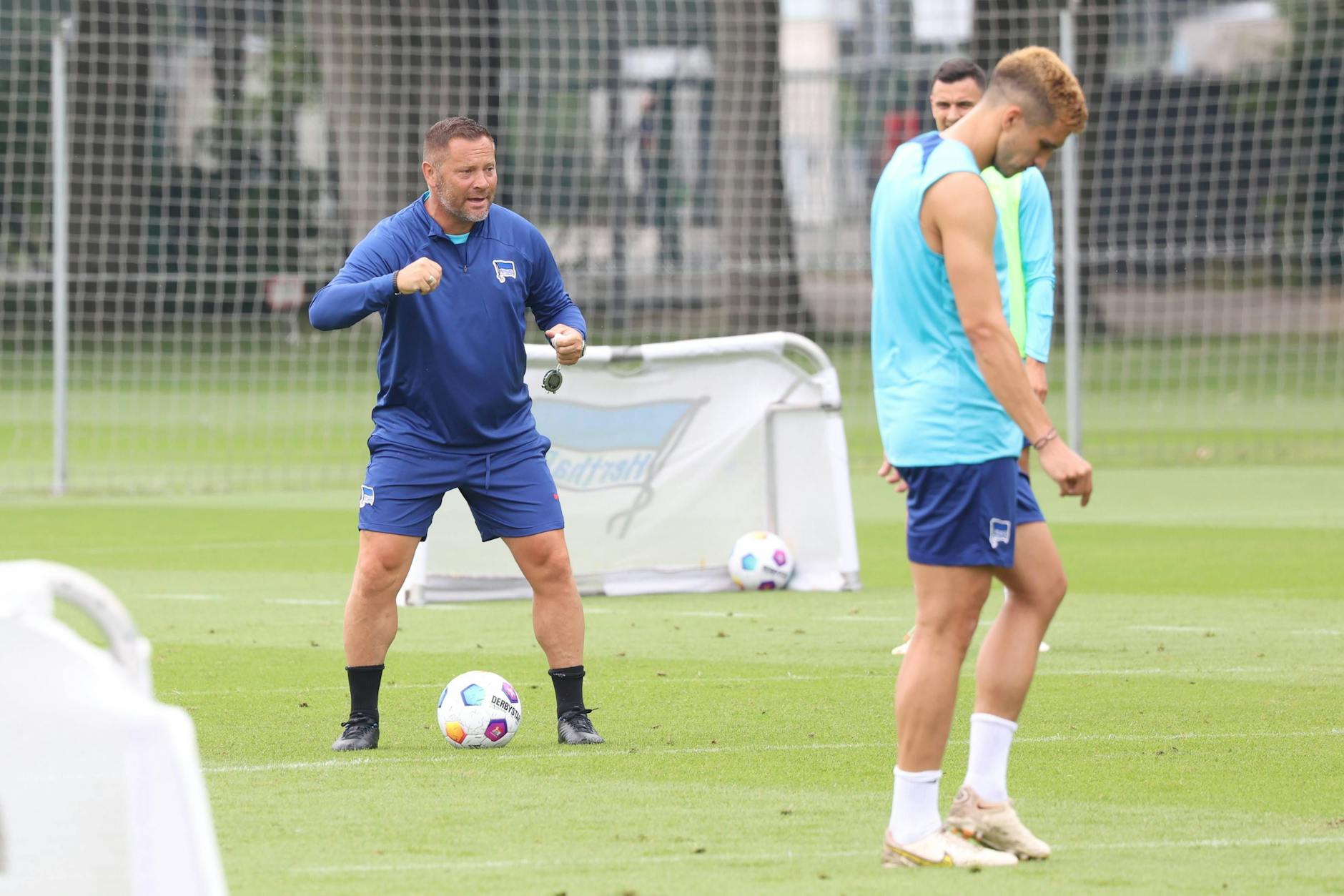 Herthas Coach Pal Dardai zeigt es im Training an: Ab jetzt zählt nur Vollgas, um einen guten Saisonstart hinzubekommen.