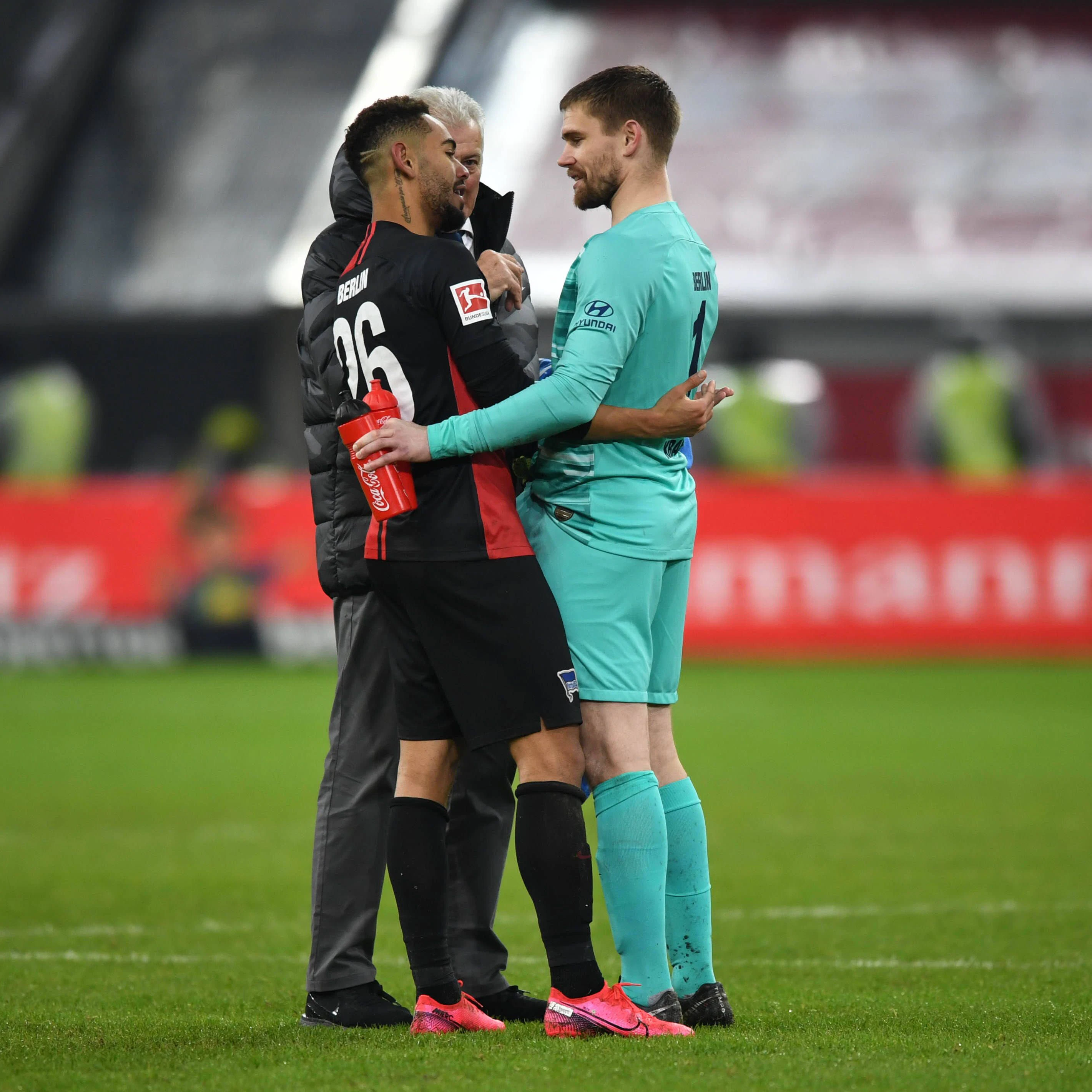 Herthas Thomas Kraft und Matheus Cunha umarmen sich nach dem 3:3 in Düsseldorf im Februar 2020. Der Torwart hatte seine Mitspieler mit einer Wutrede wachgerüttelt.