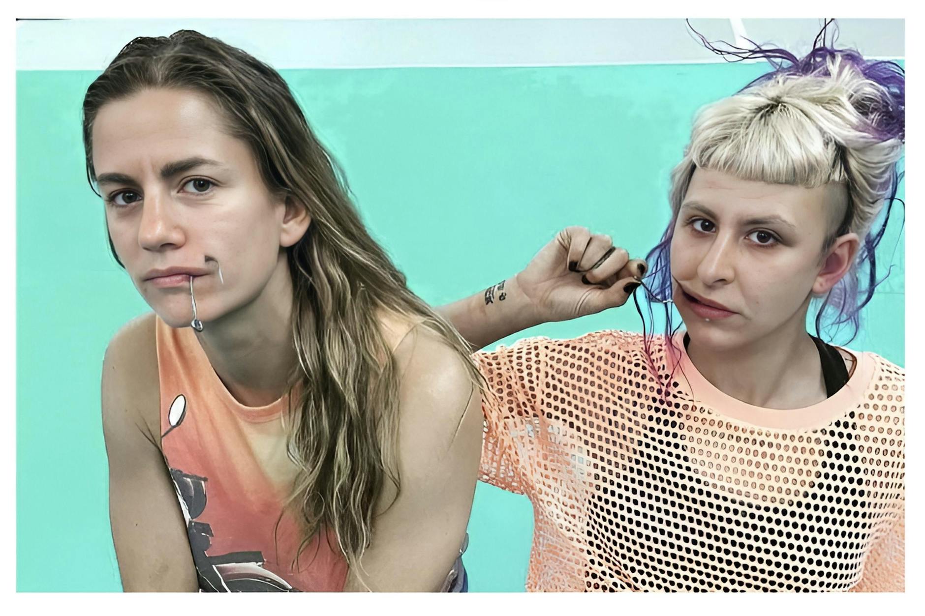 Die Fleischerhaken bleiben eingepackt: Florentina Holzinger (l.) mit einer Kollegin