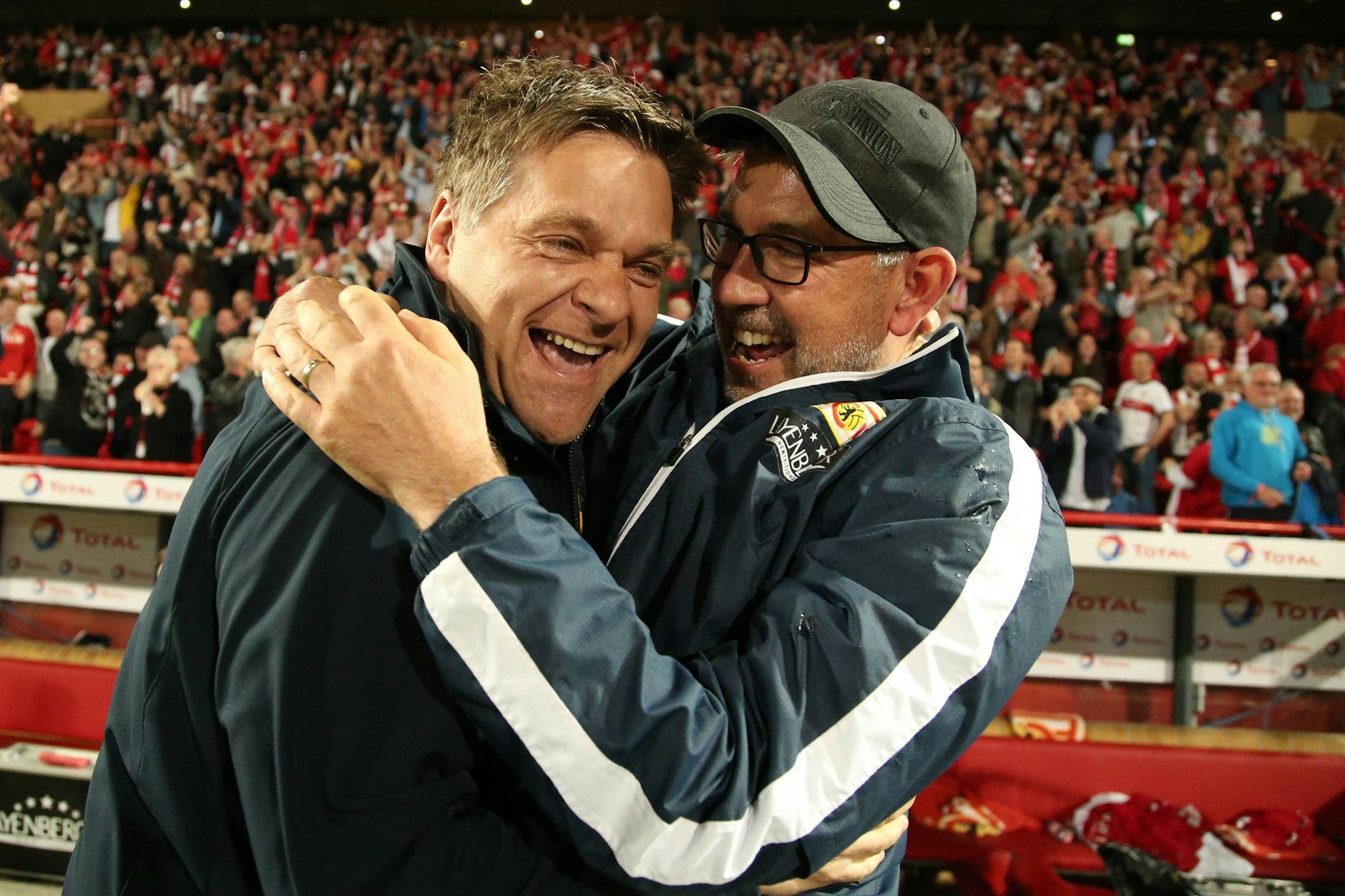 Oliver Ruhnert (l.) und Urs Fischer freuen sich 2019 über den Bundesliga-Aufstieg von Union. Seitdem dürften sie auch regelmäßig über den Spielplan jubeln.