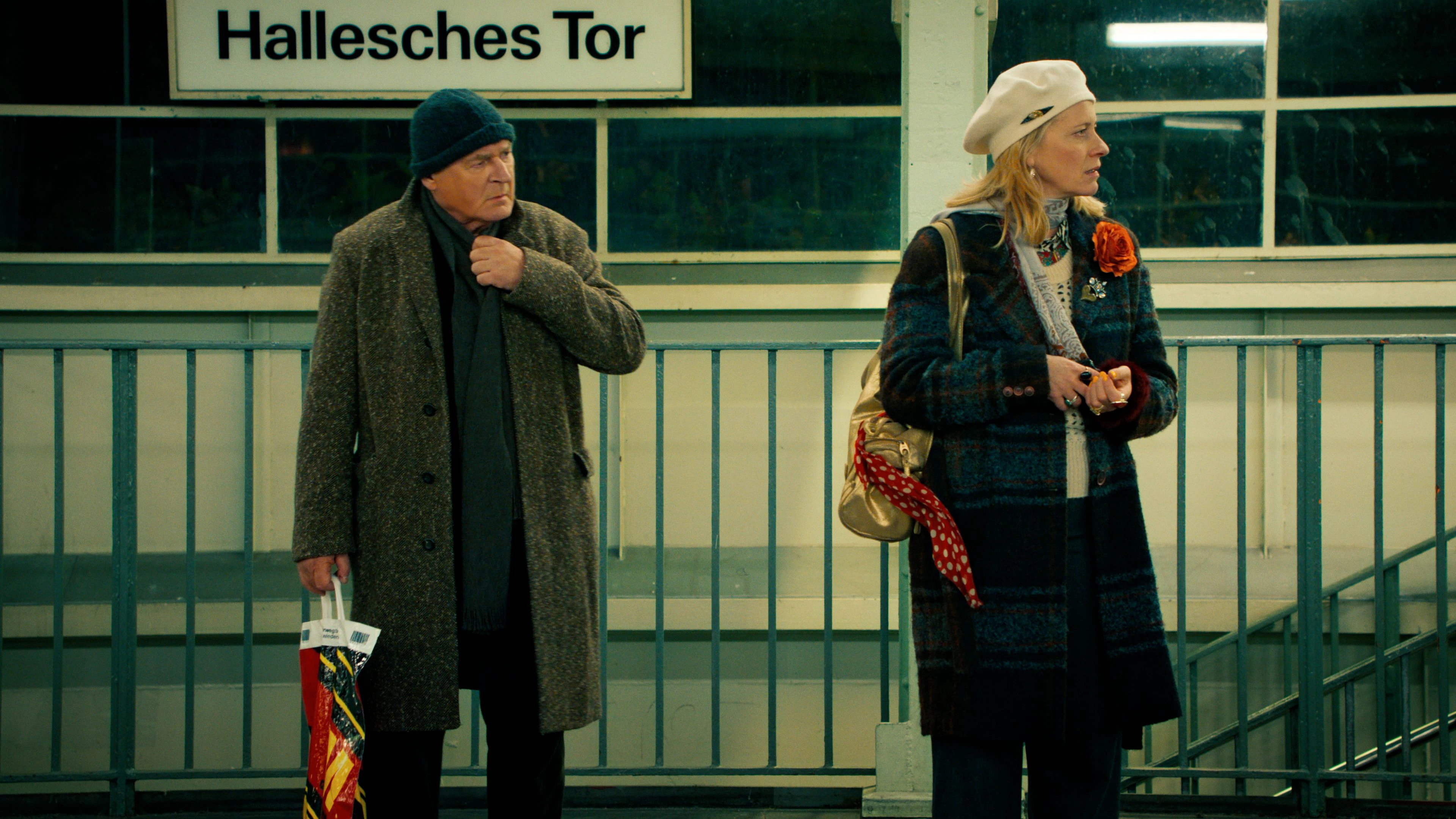 Alexander (Burghart Klaußner) und Greta (Caroline Peters) begegnen sich zufällig in Berlin.