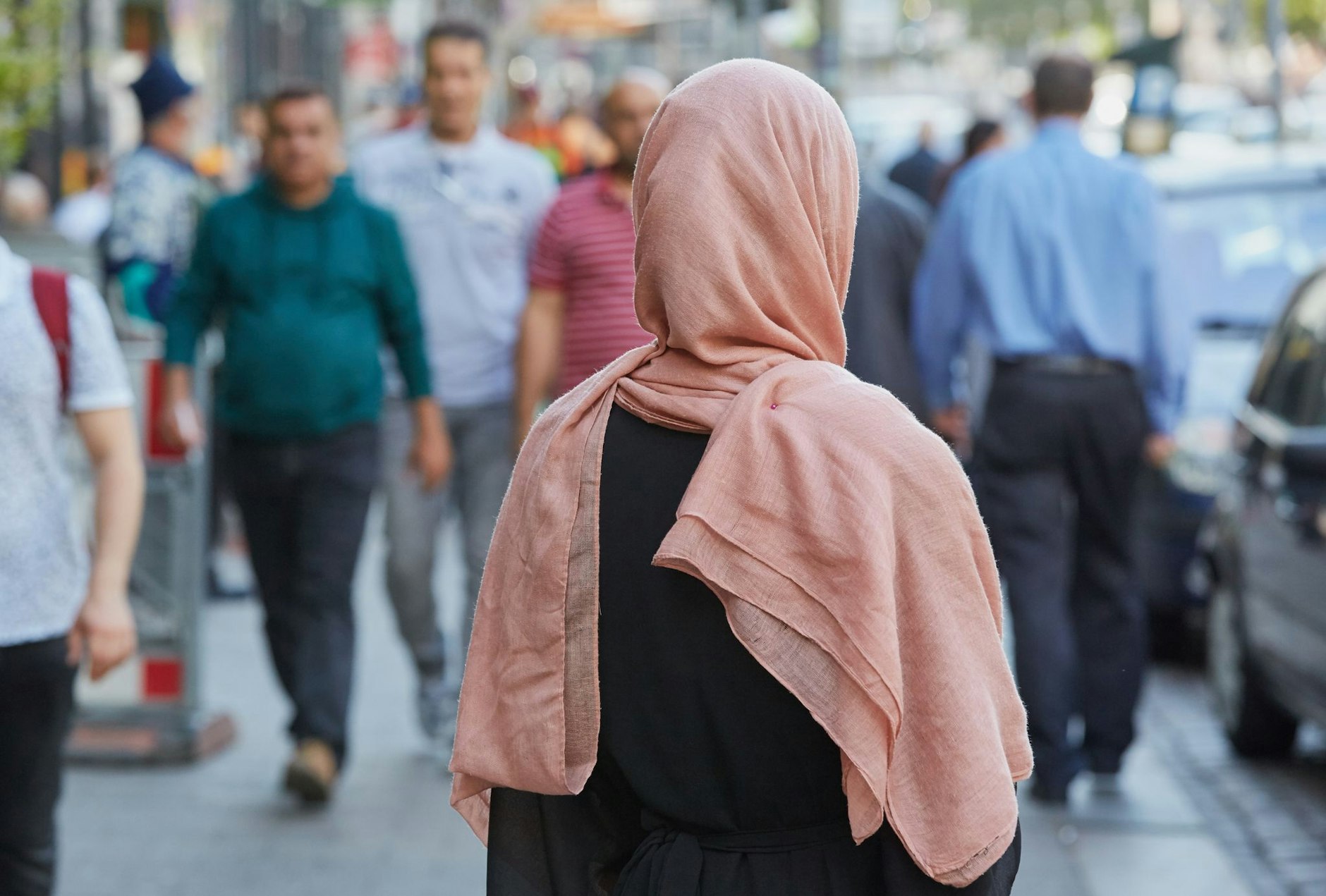 ARCHIV - Eine Muslimin unterwegs in Hamburg:  Laut Untersuchungen stimmt etwa jede beziehungsweise jeder Zweite muslimfeindlichen Aussagen zu.  