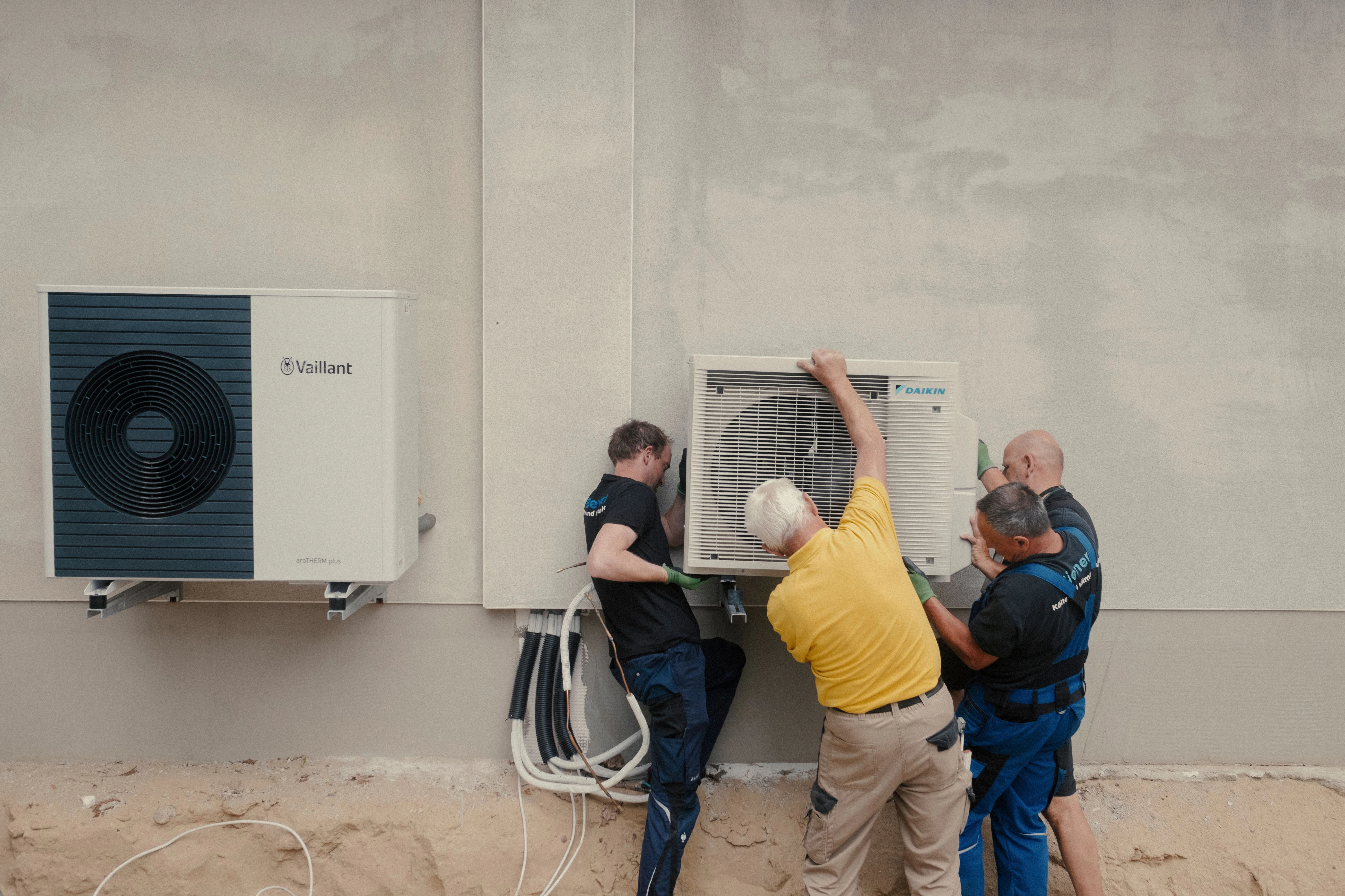 Für ein Einfamilienhaus im brandenburgischen Leegebruch ist eine Kombination aus Luft-Wasser-Wärmepumpe für die Warmwasserbereitung (l.) und Luft-Luft-Wärmepumpe für Heizung und Kühlung vorgesehen.