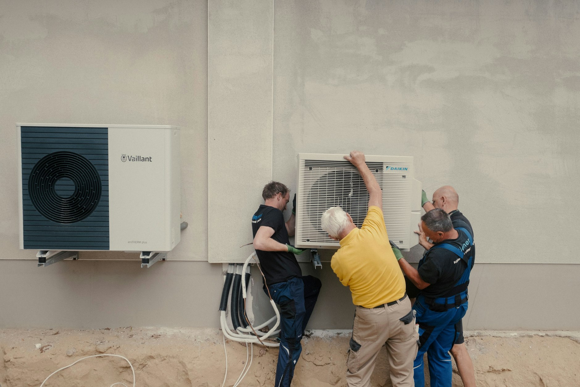 Für ein Einfamilienhaus im brandenburgischen Leegebruch ist eine Kombination aus Luft-Wasser-Wärmepumpe für die Warmwasserbereitung (l.) und Luft-Luft-Wärmepumpe für Heizung und Kühlung vorgesehen.