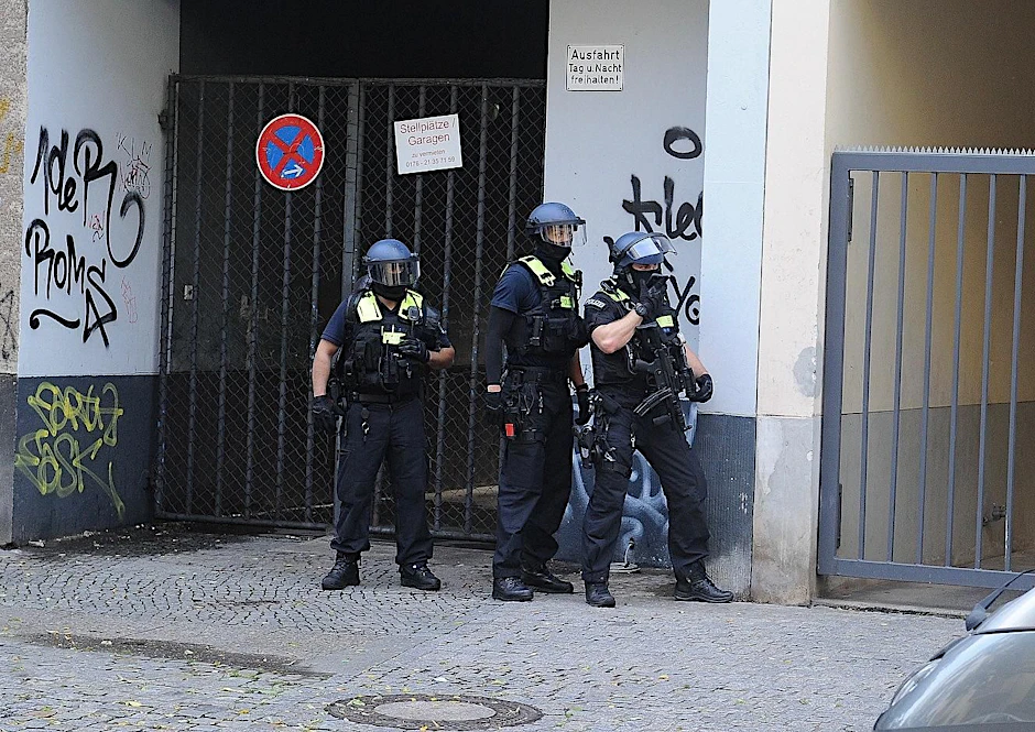 Polizisten im Einsatz: Am Karl-August-Platz in Charlottenburg wurden mehrere Männer mit Messern verletzt.&nbsp;&nbsp;