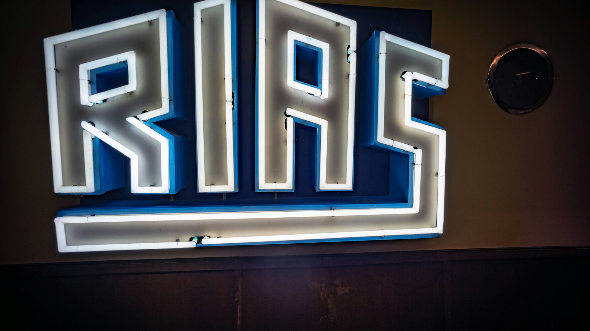 Das Rias-Logo, wie es einst am Sendergebäude in Schöneberg zu sehen war. Der Rundfunk im amerikanischen Sektor gehörte zu den beliebtesten Westsendern bei den Menschen in der DDR. Anfang der 1990er-Jahre war Schluss. 