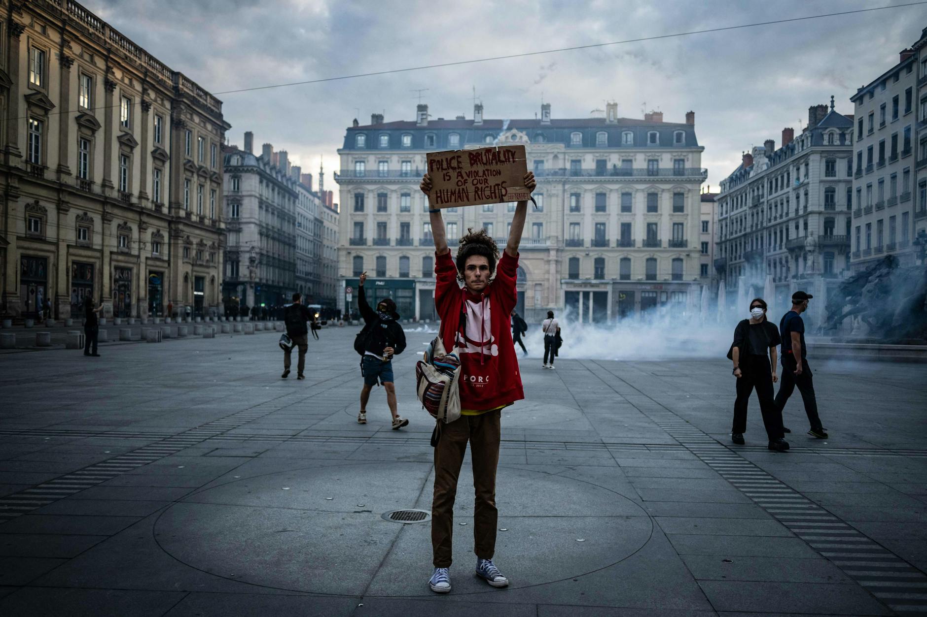 Ein Demonstrant hält nach der Erschießung eines jugendlichen Fahrers durch die französische Polizei auf der Place des Terreaux in Lyon ein Plakat in die Höhe.
