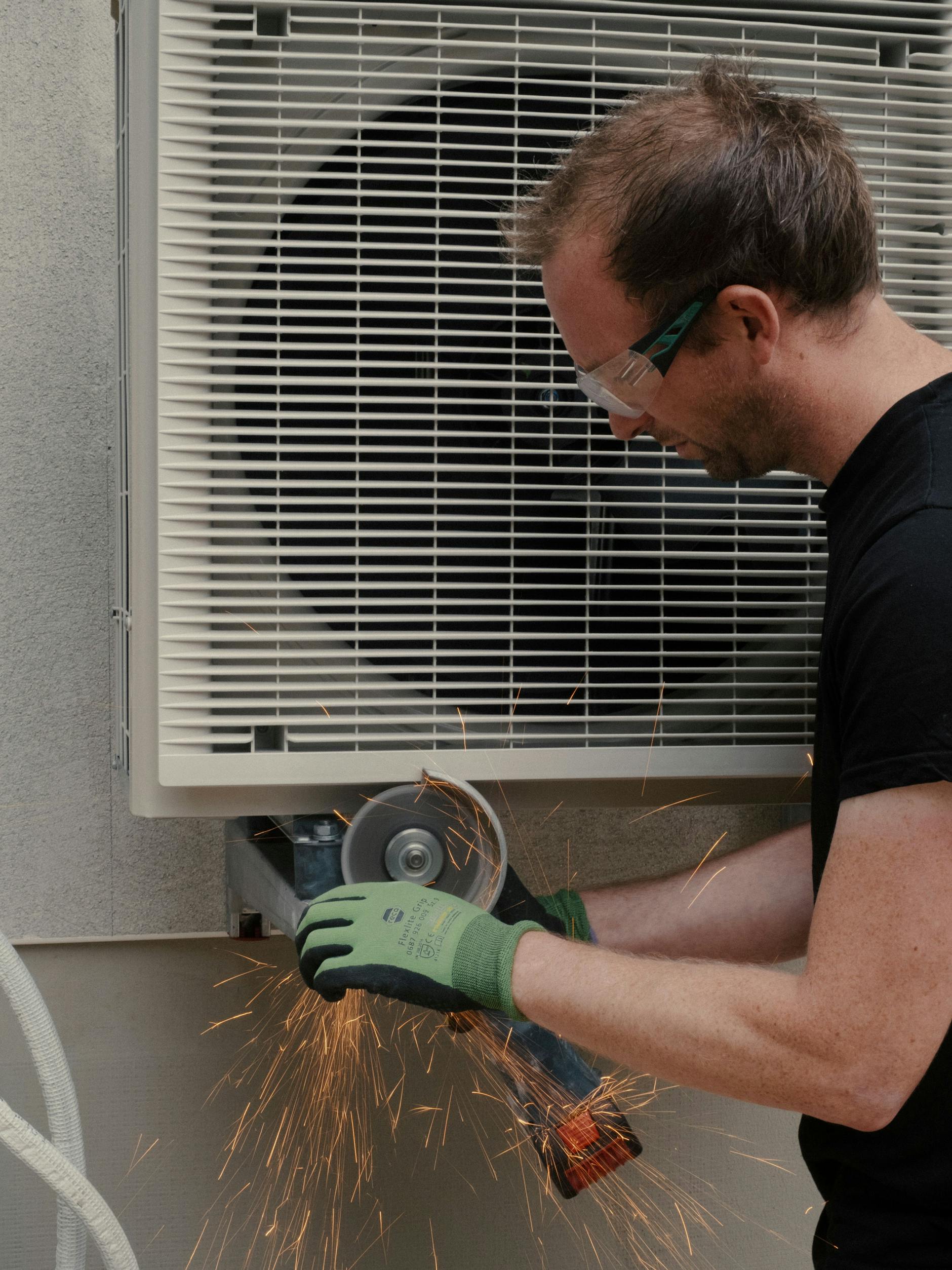 Einfamilienhaus im Rohbau: Die Bienert GmbH installiert an einem Tag Außen- und Innengeräte der Wärmepumpe.