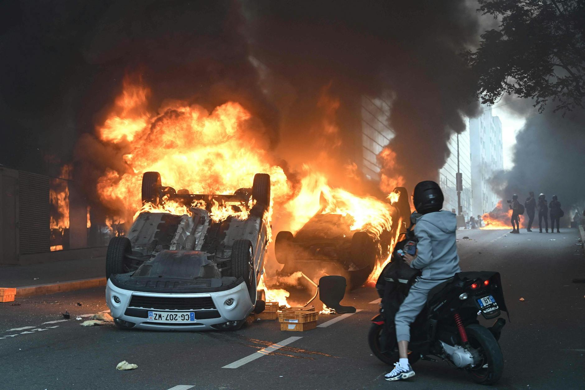 Brennende Autos in Nanterre. 