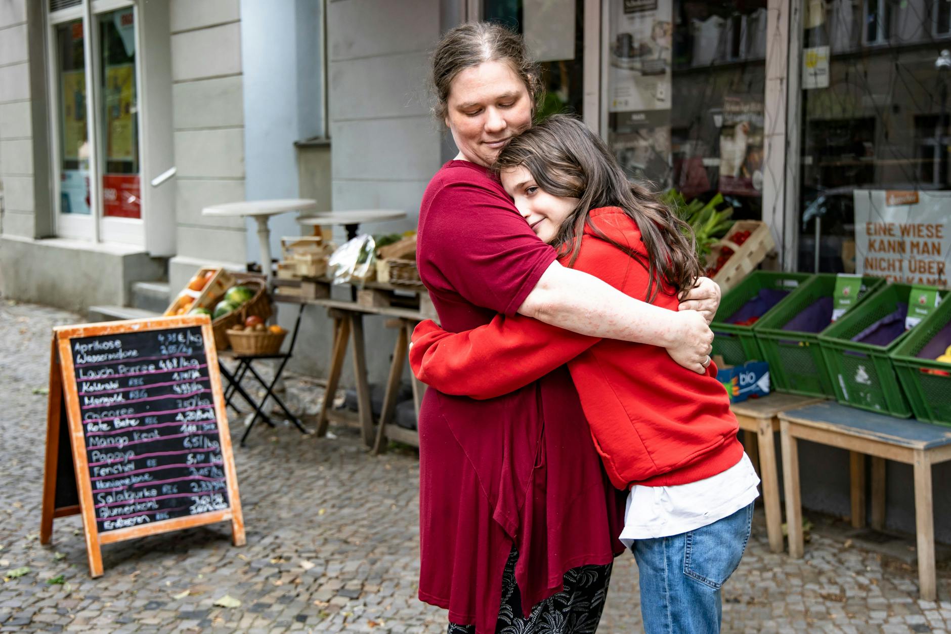 Elke Ackermann und ihr zehnjähriger Sohn Raphael in Charlottenburg
