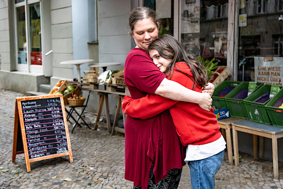 Elke Ackermann und ihr zehnjähriger Sohn Raphael in Charlottenburg