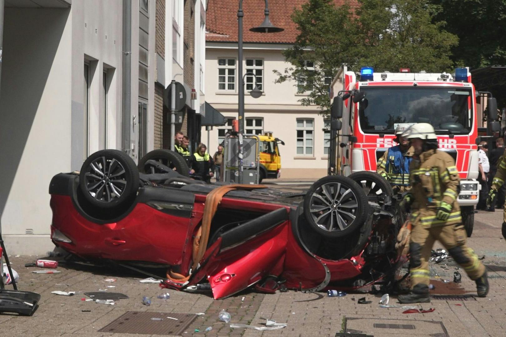 Vor einem Parkhaus liegt das Auto auf dem Dach. Die Fahrerin kam ums Leben. 
