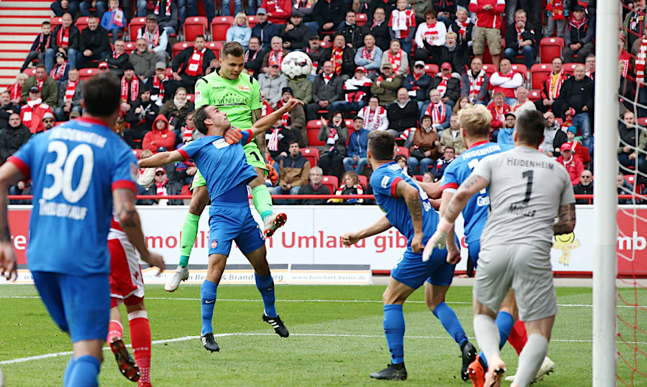 Schon in der Zweiten Liga klappt es: Torwart Rafal Gikiewicz (l.) trifft in der Nachspielzeit per Kopf zum 1:1 gegen Heidenheim.&nbsp; &nbsp;