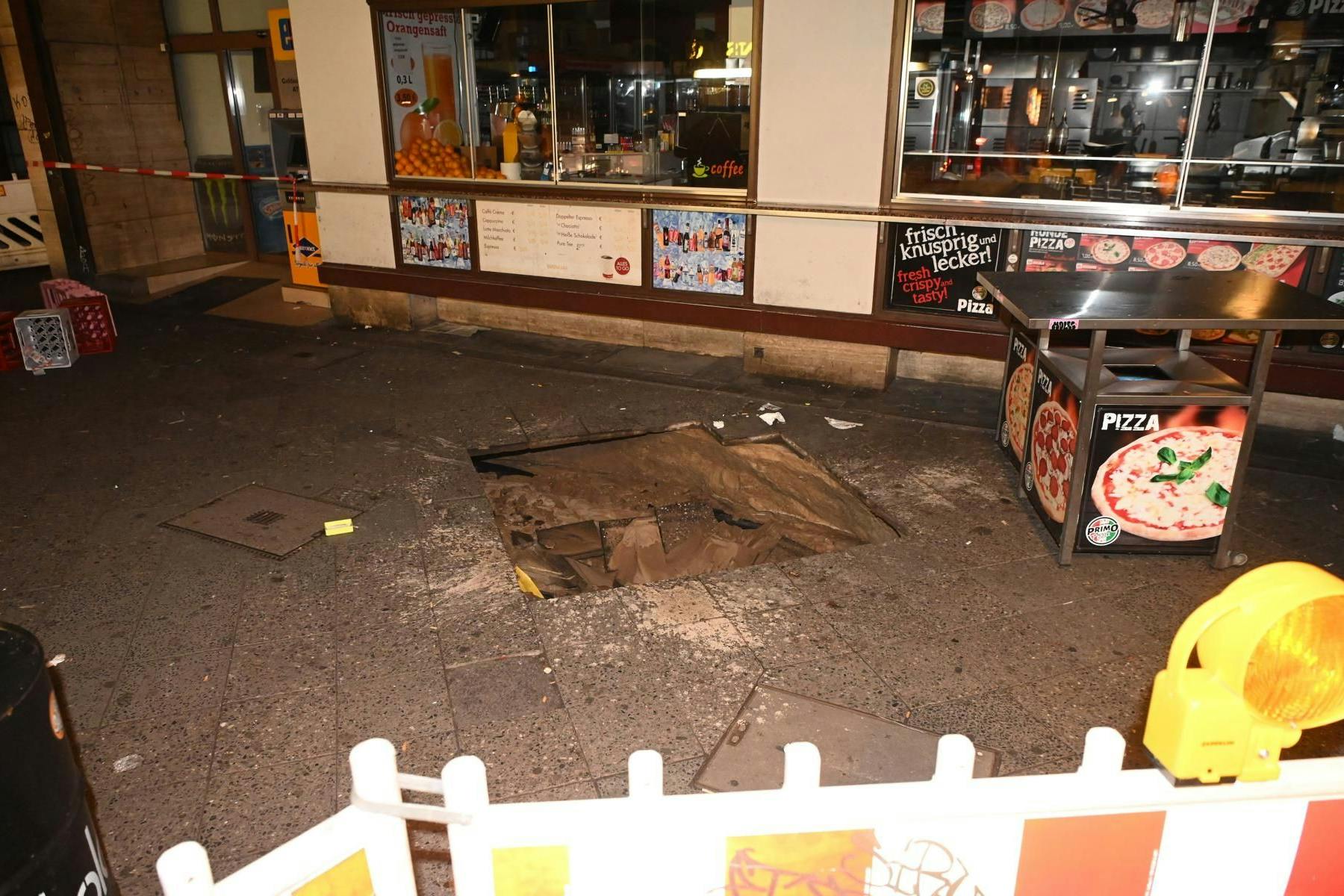 Das Loch auf dem Mehringdamm-Gehweg in Kreuzberg.