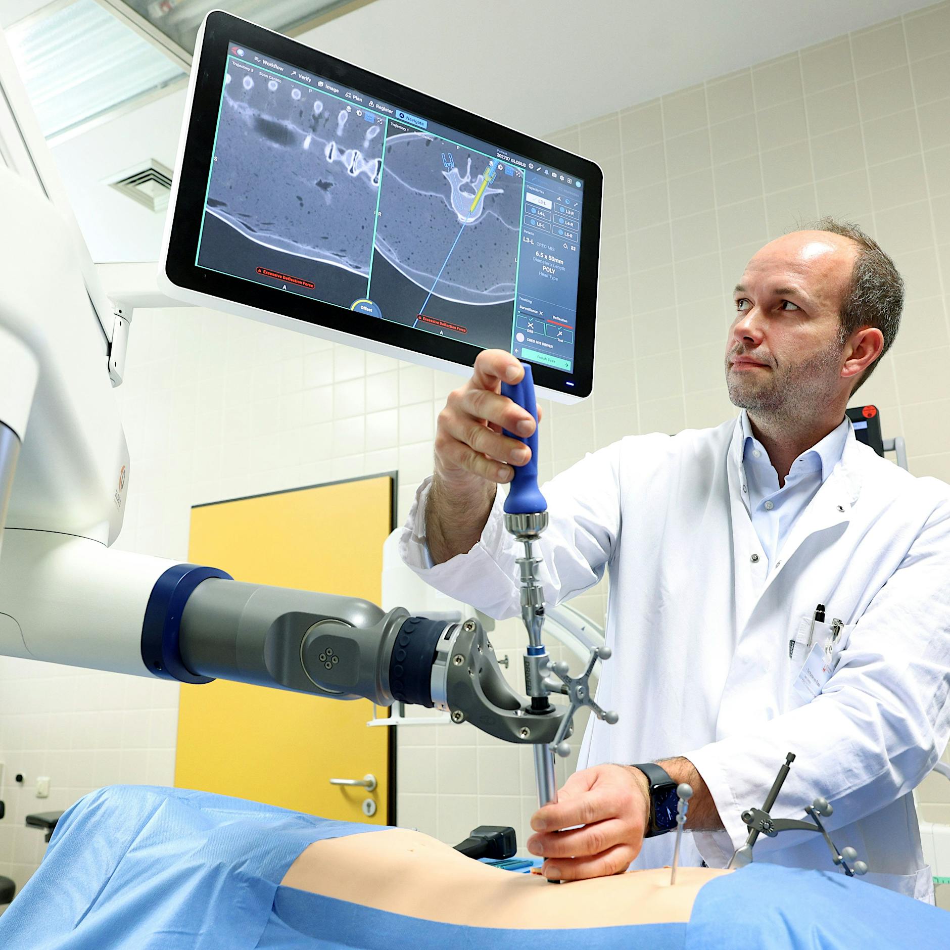 Ein Roboter für die Wirbelsäule: Was Karl Lauterbachs Klinikreform bereits bewirkt