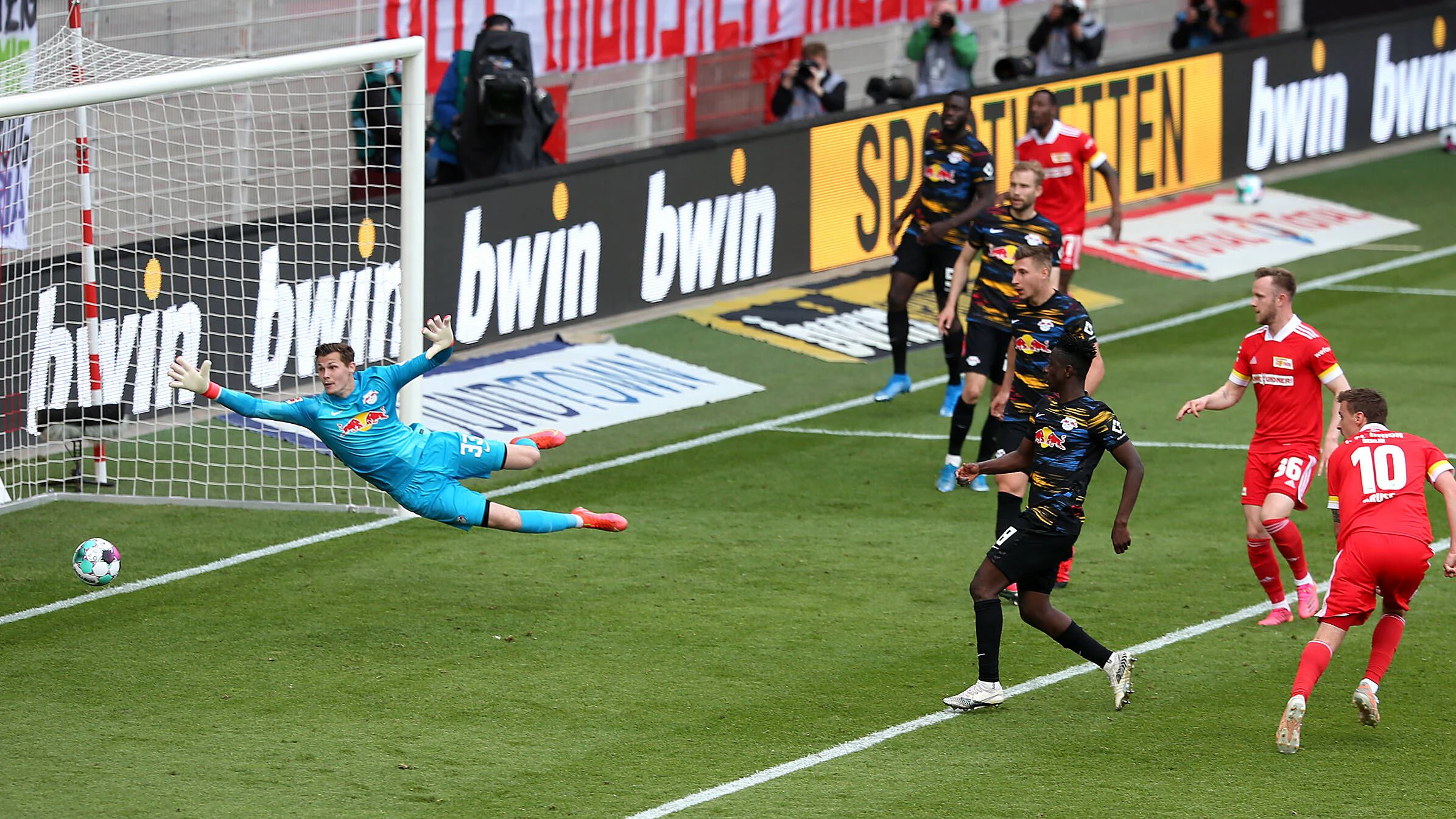 Max Kruse (r.) köpft zum Sieg gegen RB Leipzig, sichert Union damit die Conference League.&nbsp;