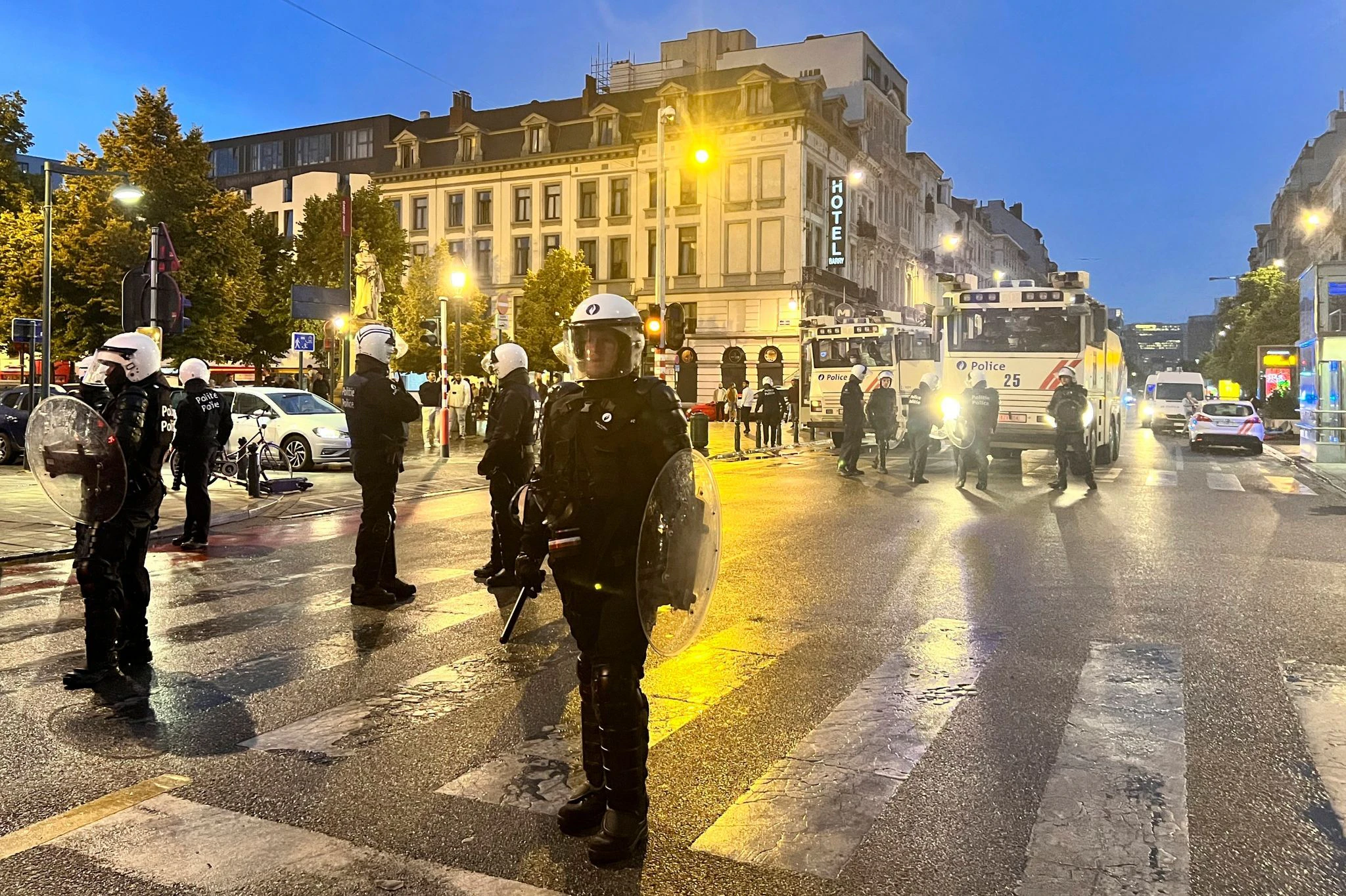 Einsatzkräfte der Polizei patrouillieren in den Städten - wie hier in Brüssel.