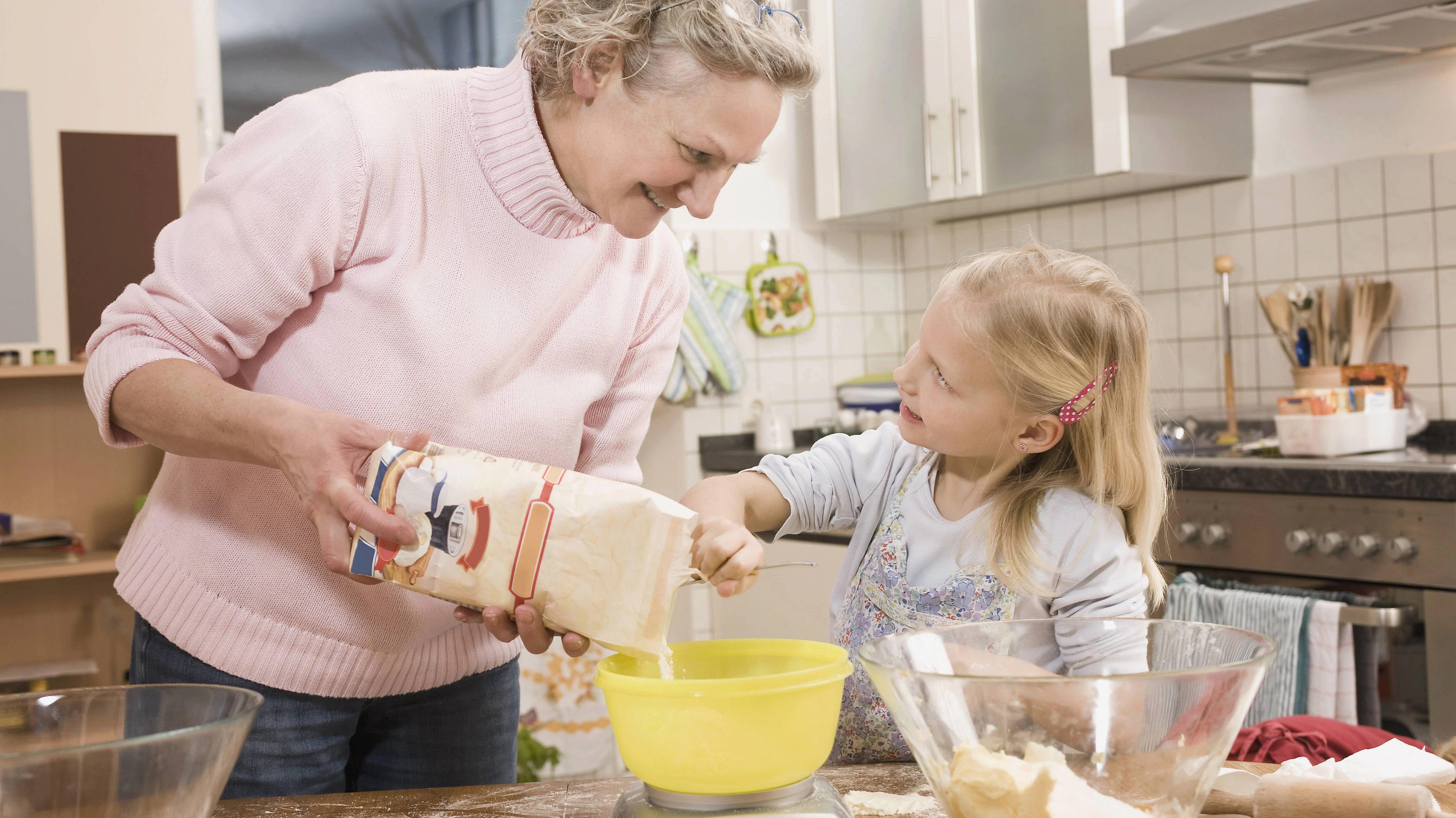 Backen mit Oma war schon früher toll - probieren Sie doch gemeinsam mal den Sägespänekuchen. 