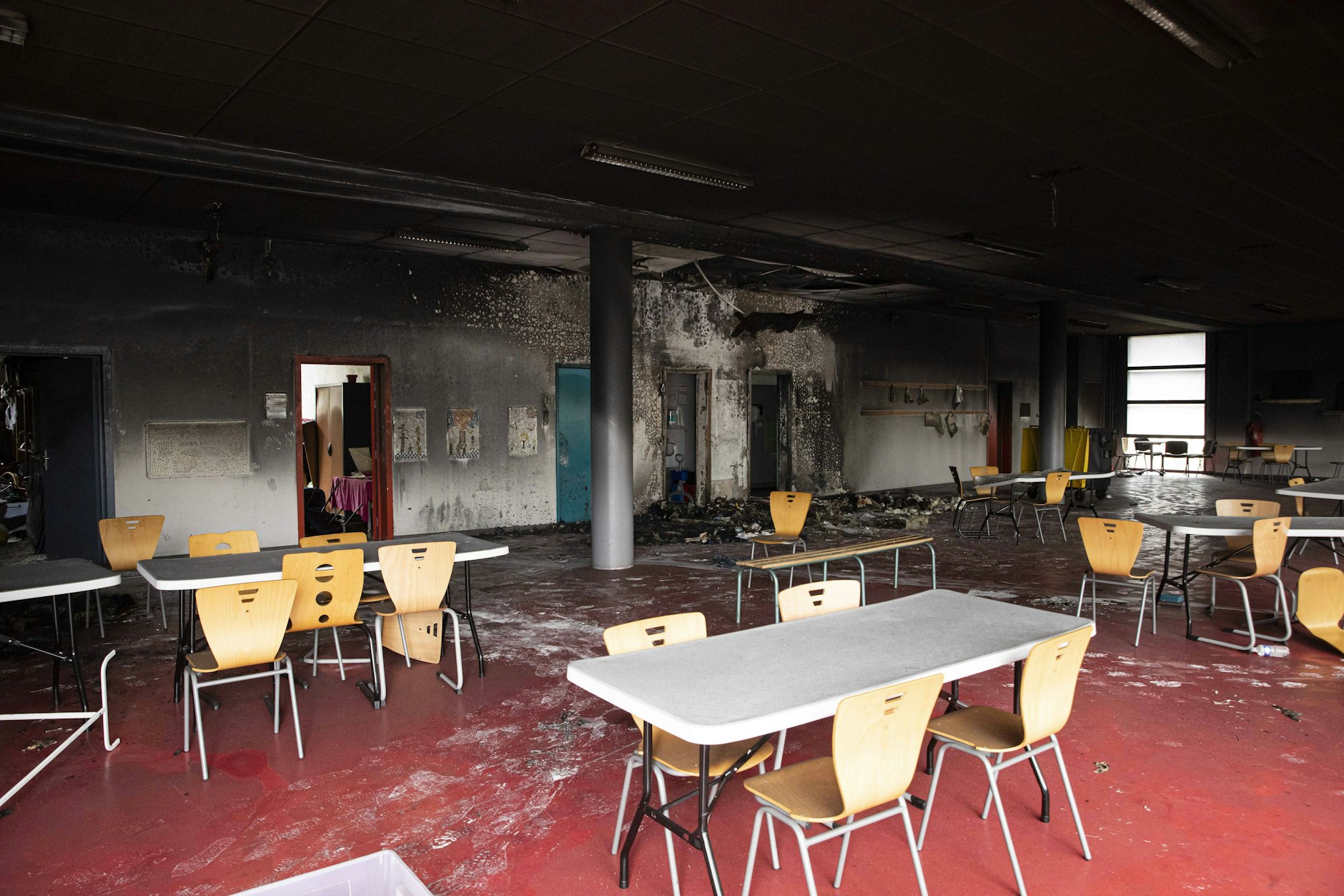 Schäden in einer Grundschule in Straßburg nach Ausschreitungen nach tödlichen Polizeischüssen auf 17-jährigen.