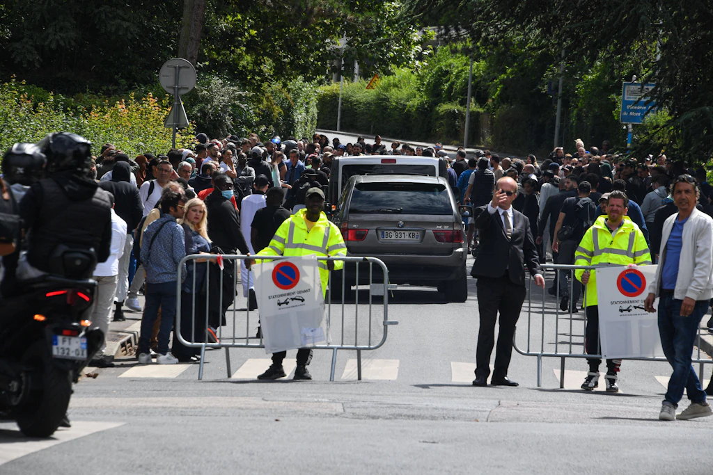 Nahel (17) in weißem Sarg aufgebahrt: Seit seinem Tod reißen die Proteste in Frankreich nicht ab