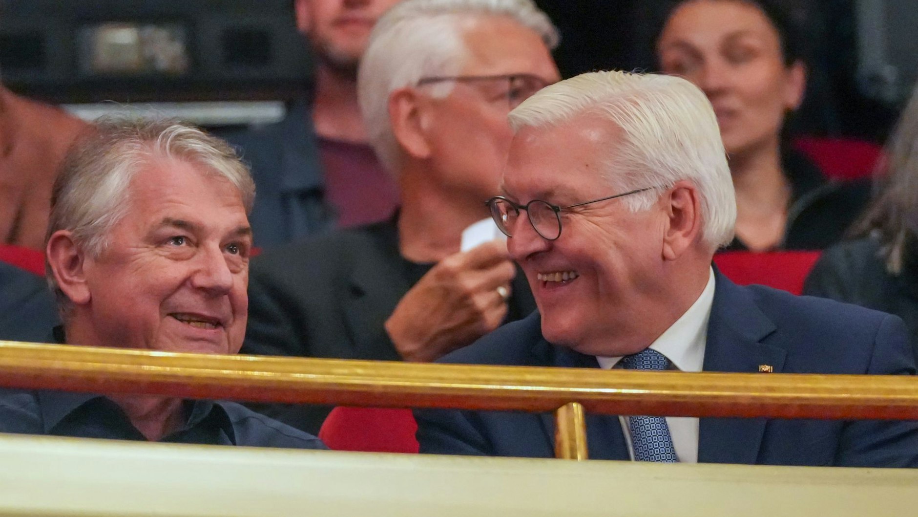 Intendant Ulrich Khuon (l.) und Bundespräsident Frank-Walter Steinmeier vor der Abschiedsvorstellung am Freitag