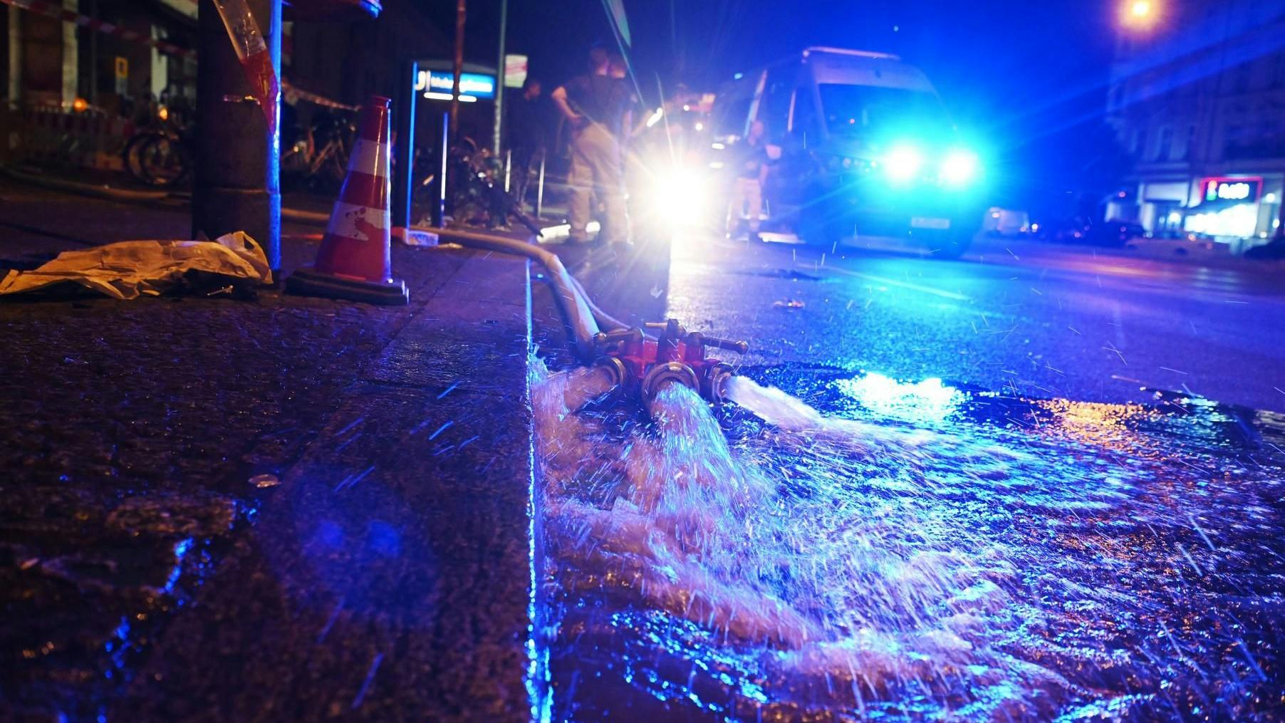 Stundenlang musste die Feuerwehr das Wasser aus den Kellern abpumpen.
