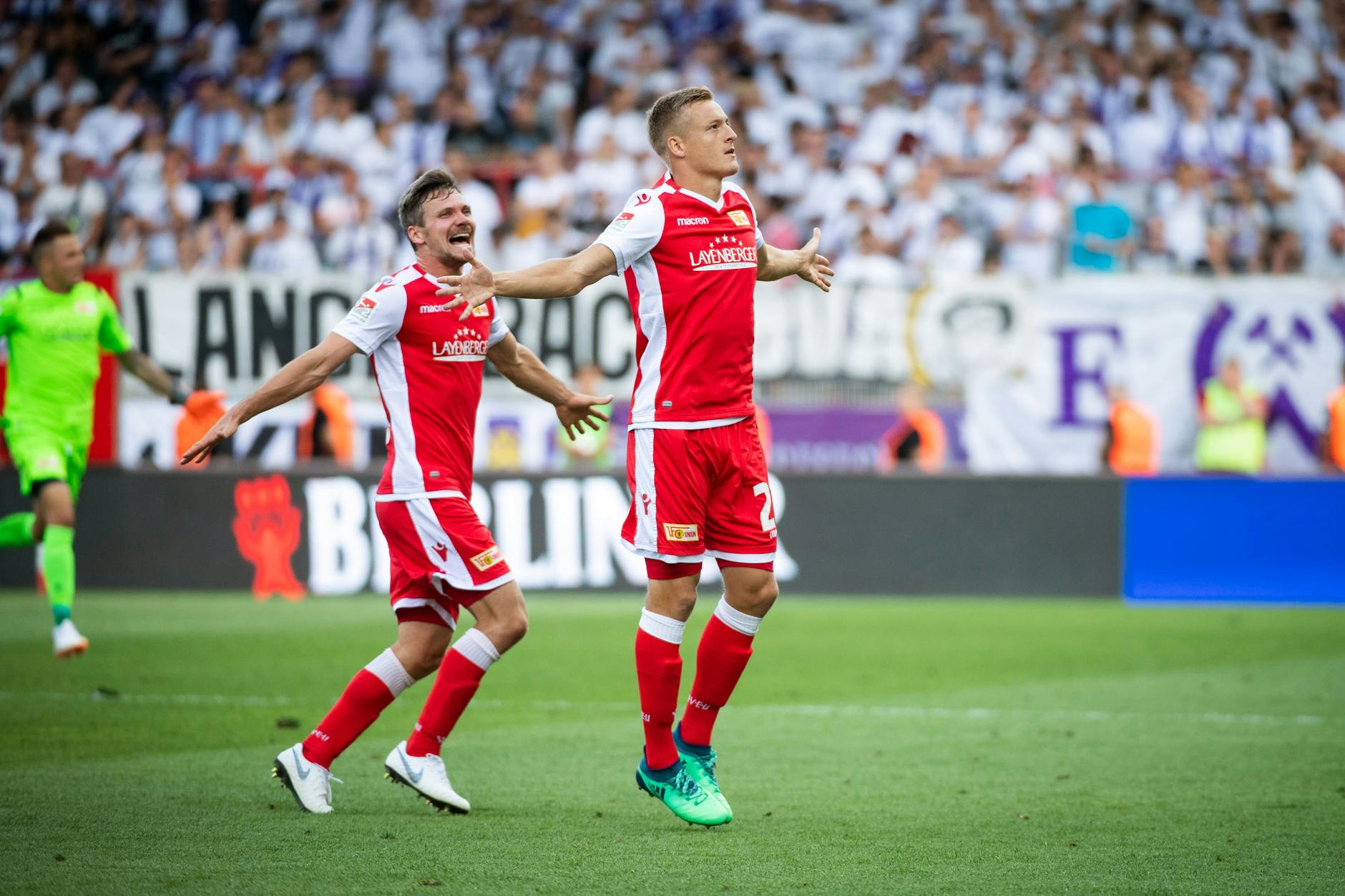 An diesen Felix Kroos kann sich jeder Unioner erinnern. Auftakt zur Aufstiegssaison 2018/19. Felix jubelt nach seinem Freistoßtor, das den Sieg gegen Aue bringt. Erster Gratulant ist Michael Parensen.