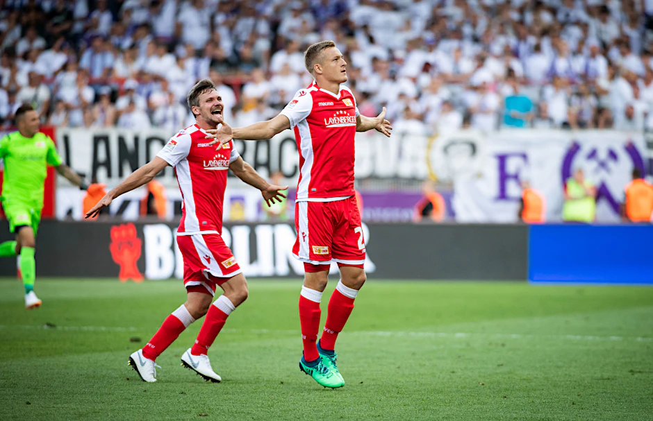 An diesen Felix Kroos kann sich jeder Unioner erinnern. Auftakt zur Aufstiegssaison 2018/19. Felix jubelt nach seinem Freistoßtor, das den Sieg gegen Aue bringt. Erster Gratulant ist Michael Parensen.