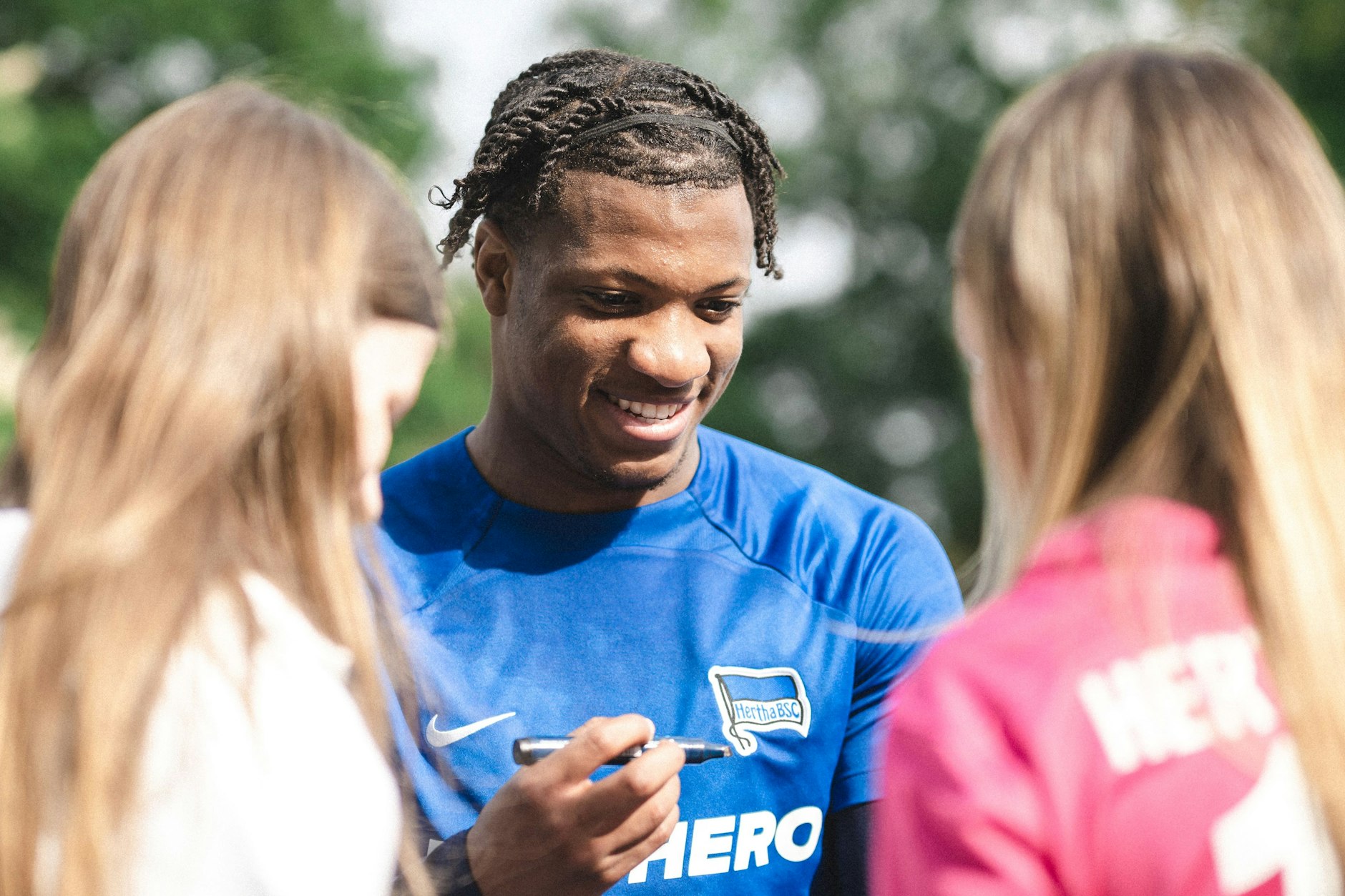 Beliebt bei den Fans: Jessic Ngankam von Hertha BSC gibt vor dem Training in Berlin Autogramme.