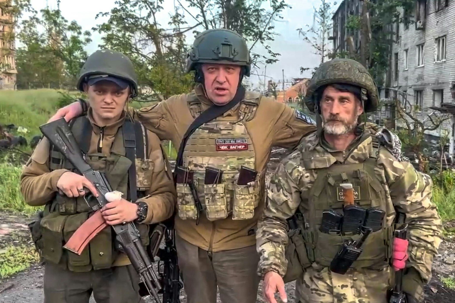 Wagner-Chef Jewgeni Prigoschin posiert nahe der Front bei Bachmut mit zwei seiner Sölnder. 