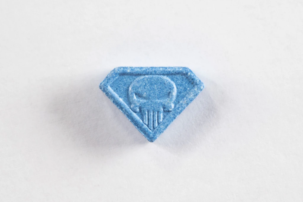 Drugchecking analysiert Ecstasy-Tabletten „Blue Punisher“