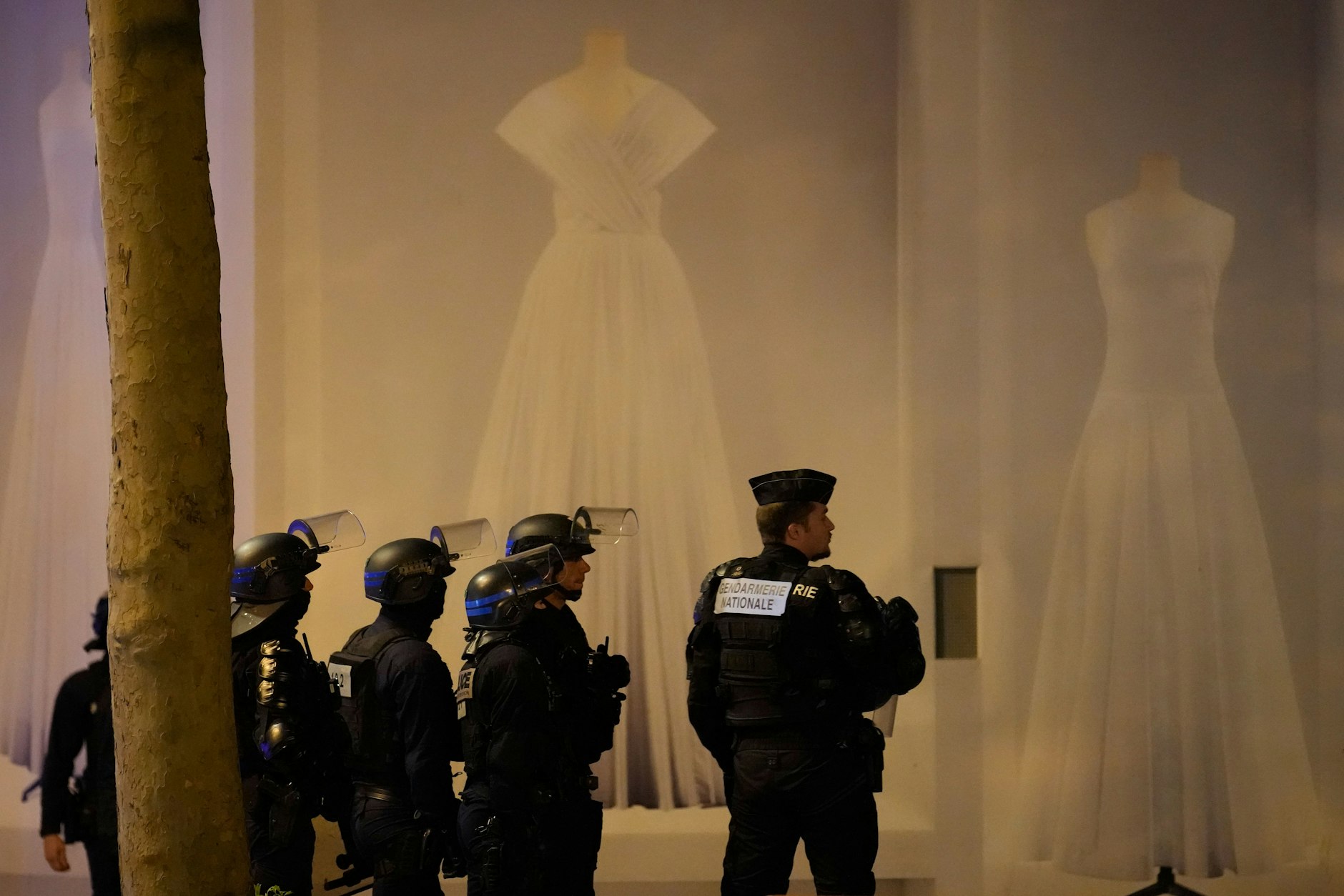 Polizisten patrouillieren auf der Champs Élysées. Aufgrund der anhaltenden Unruhen in Frankreich waren in der Nacht zum Sonntag erneut 45 000 Polizisten im Einsatz.