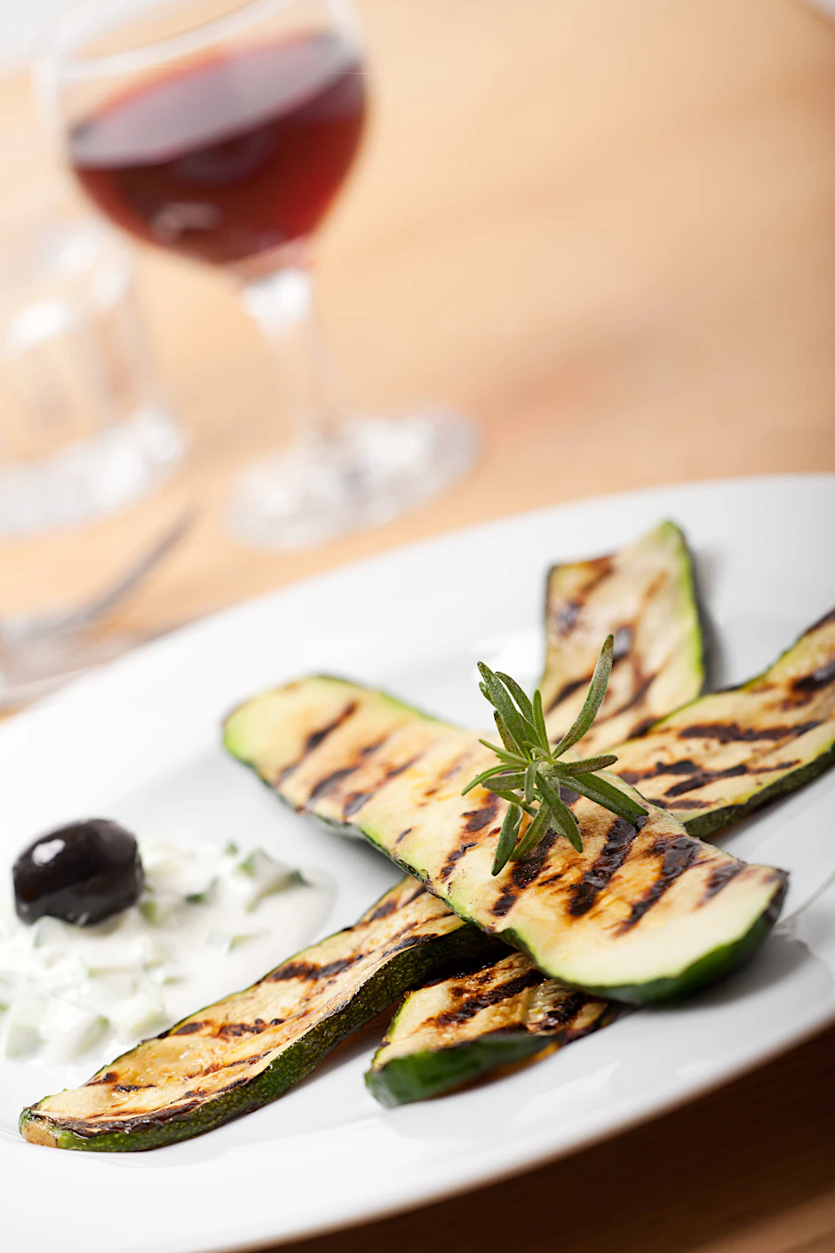 Gegrillte Zucchini mit Feta sind im Sommer ein Hochgenuss.