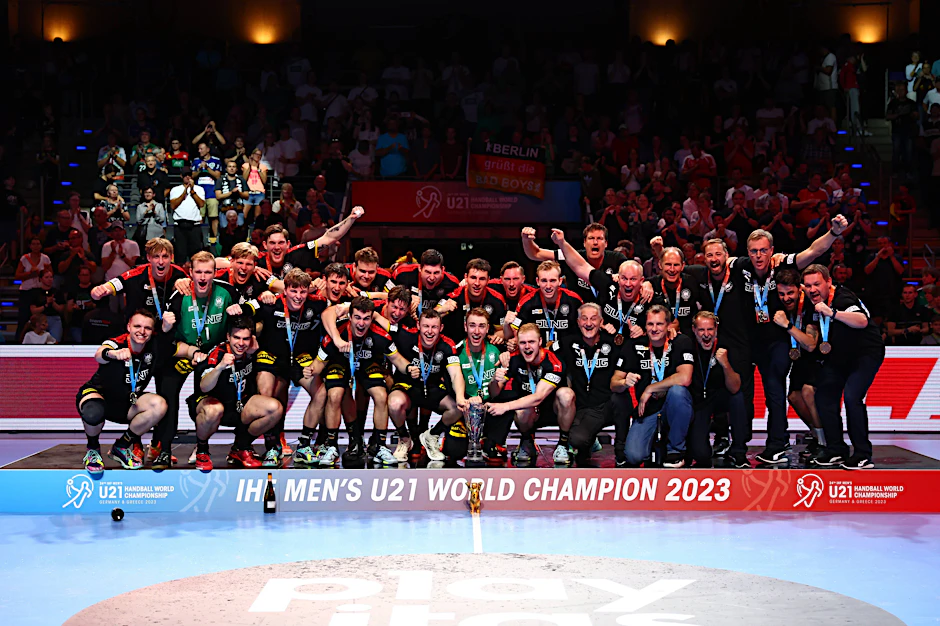 So sehen Helden aus! Deutschlands U21-Handballer feiern mit dem WM-Pokal.