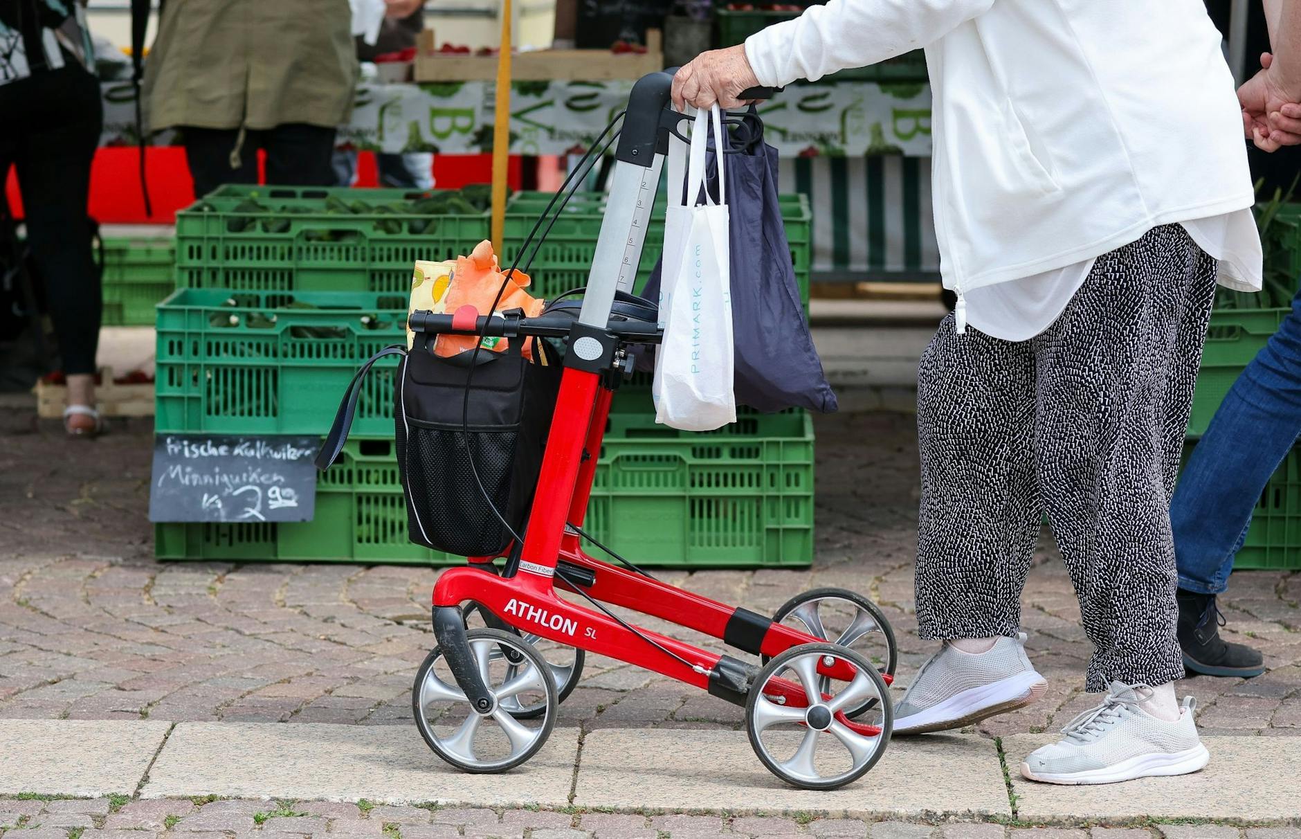 ARCHIV - Jährliche Rentenanpassung: Auch in diesem Jahr bekommen Rentner ab dem 1. Juli deutlich mehr Geld.