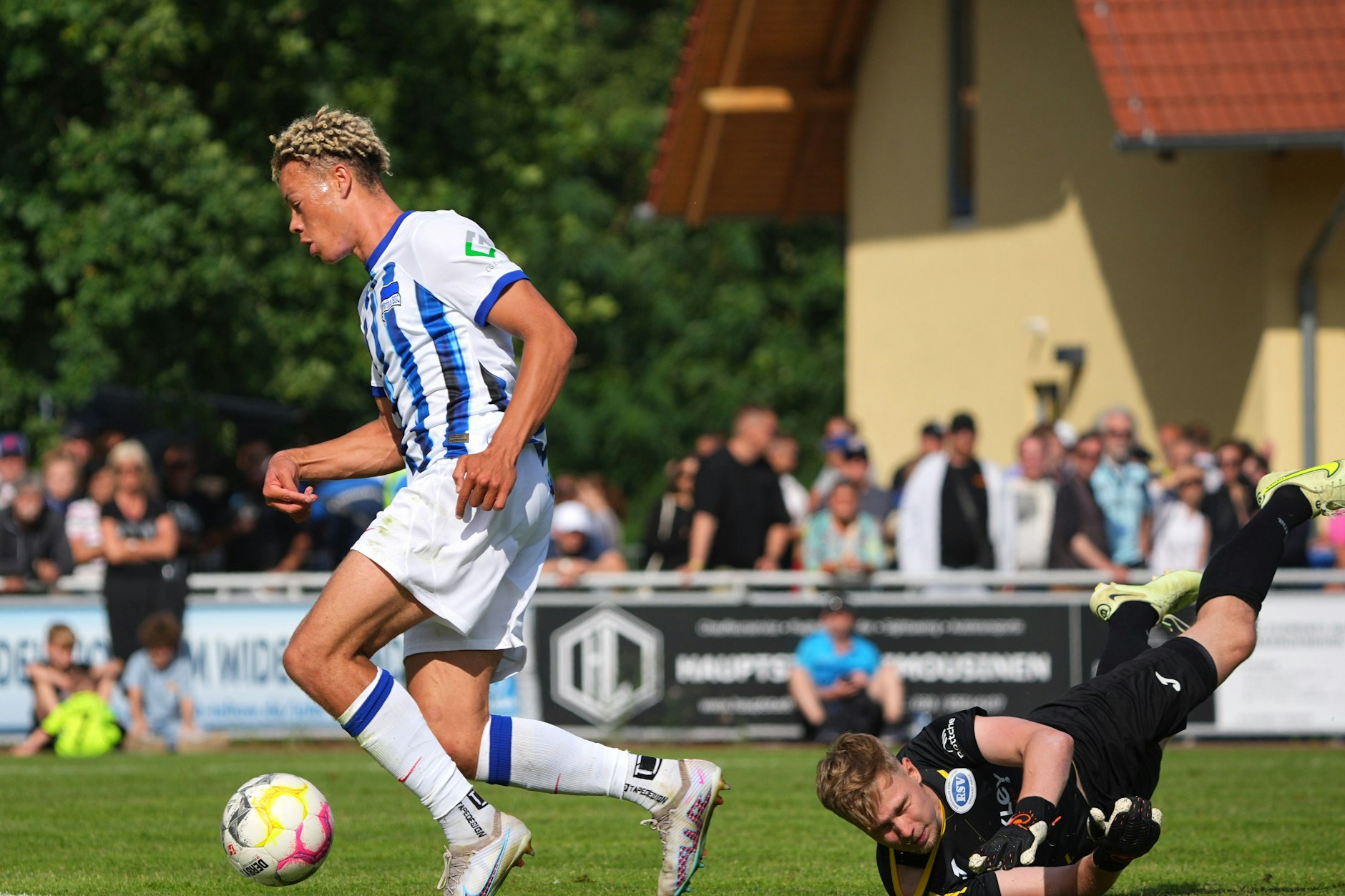 Derry Scherhant (l.) umkurvt Stahnsdorfs Torhüter Konstantin Lehmann und schießt das 5:0 für Hertha BSC.