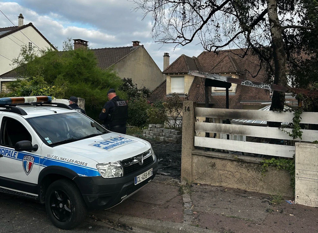 Frankreich: Randalierer rammen Haus von Politiker mit Auto und zünden es an