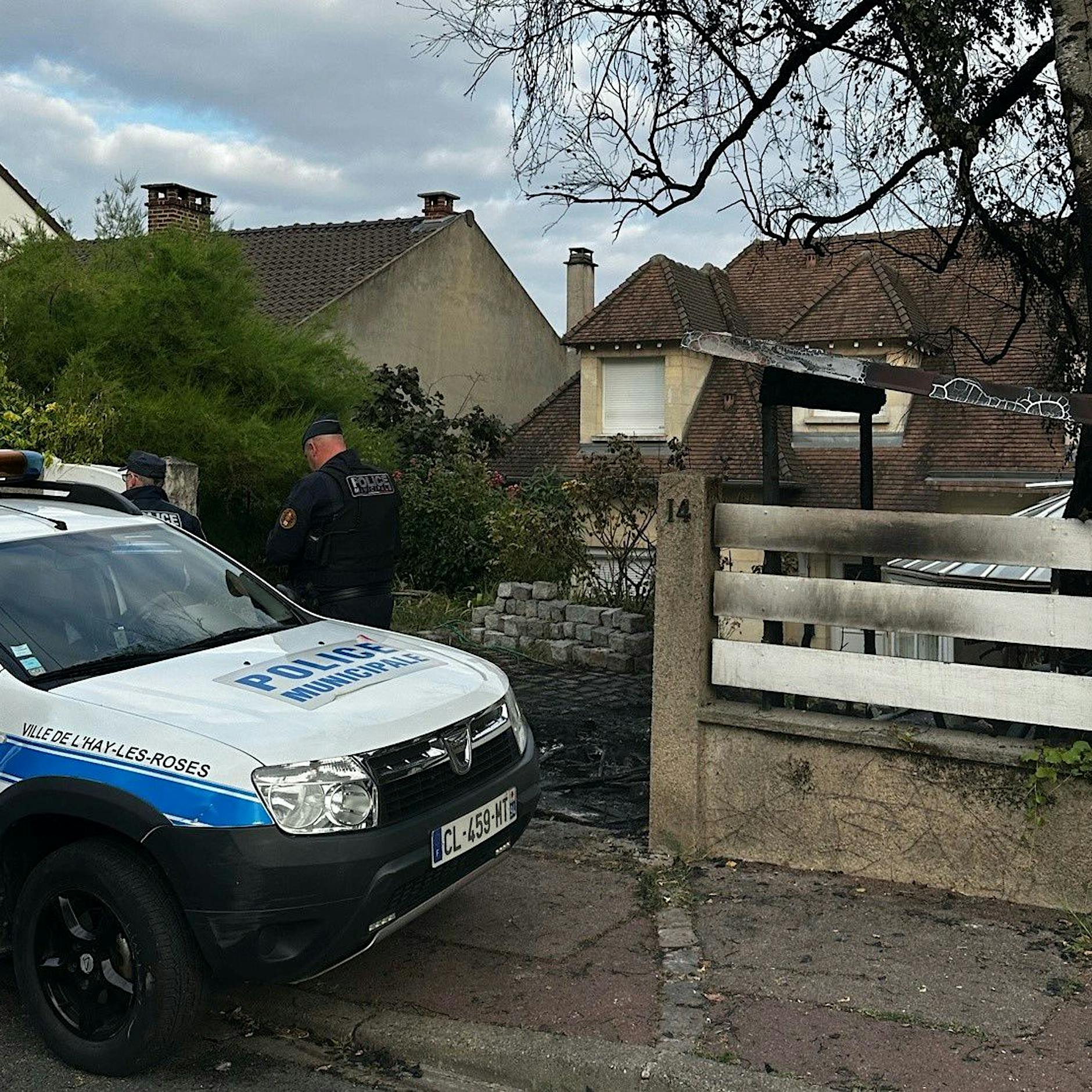 Frankreich: Randalierer rammen Haus von Politiker mit Auto und zünden es an