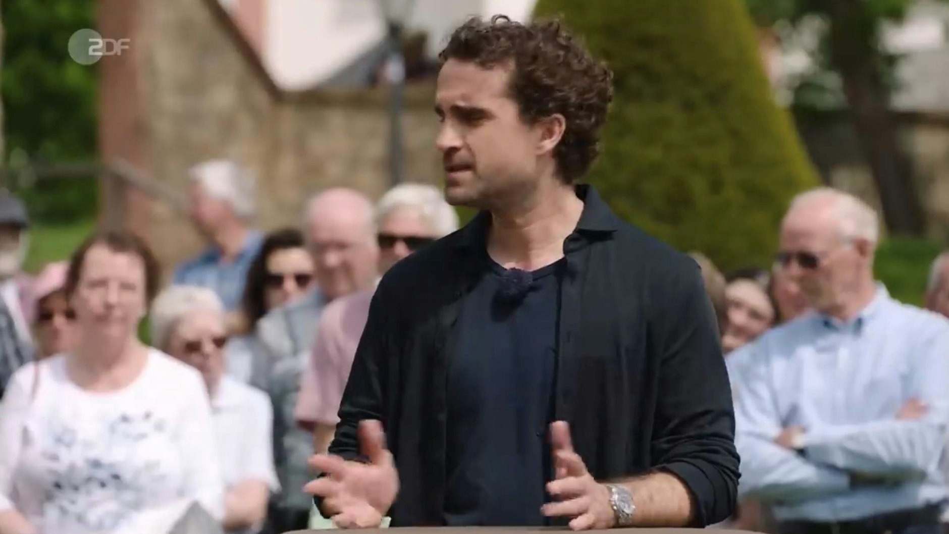 Ein TV-Star bei „Bares für Rares“: Oliver Wnuk will die Obelix-Skizze verkaufen.