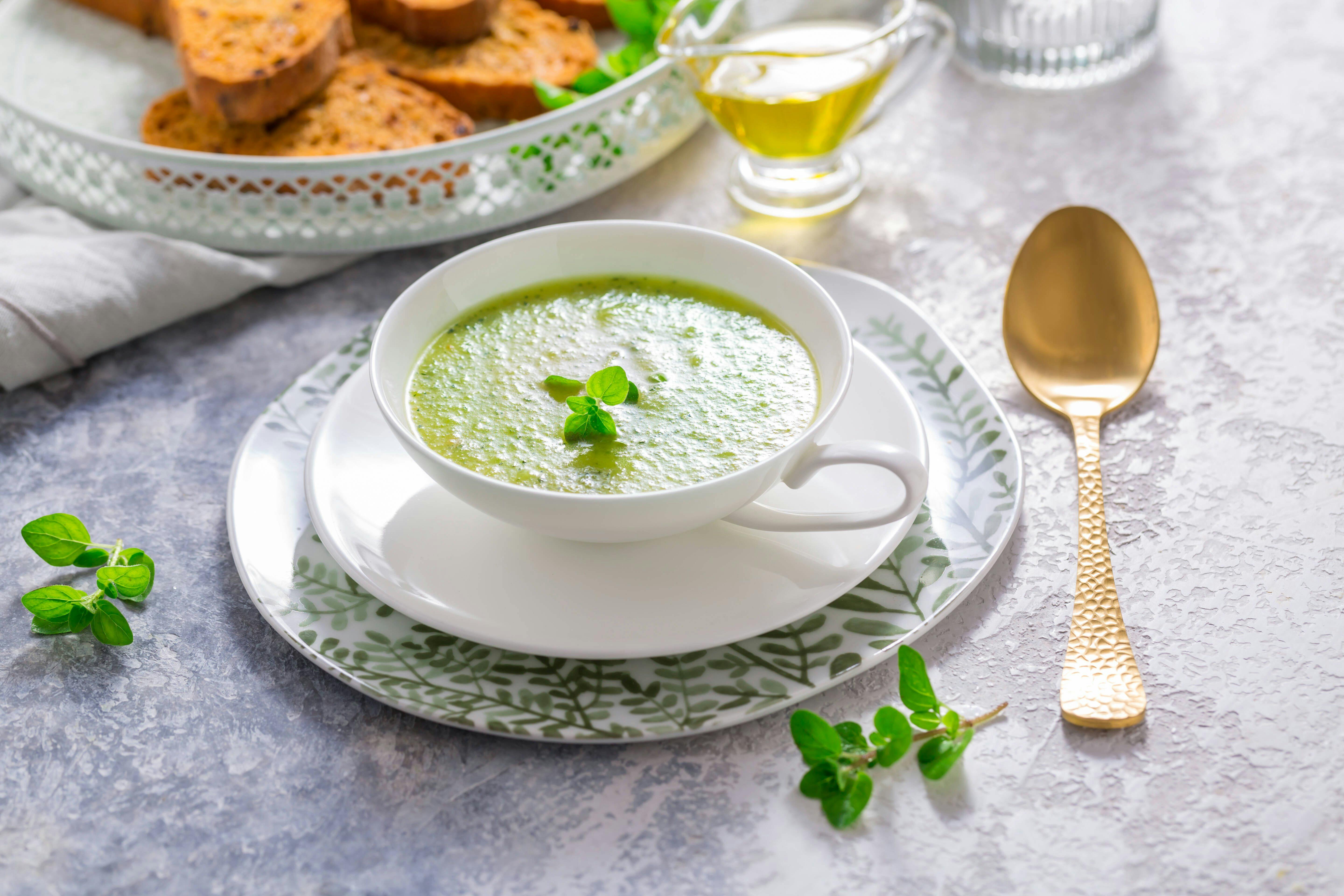 Leckere Zucchinisuppe als leichtes Sommer-Abendbrot